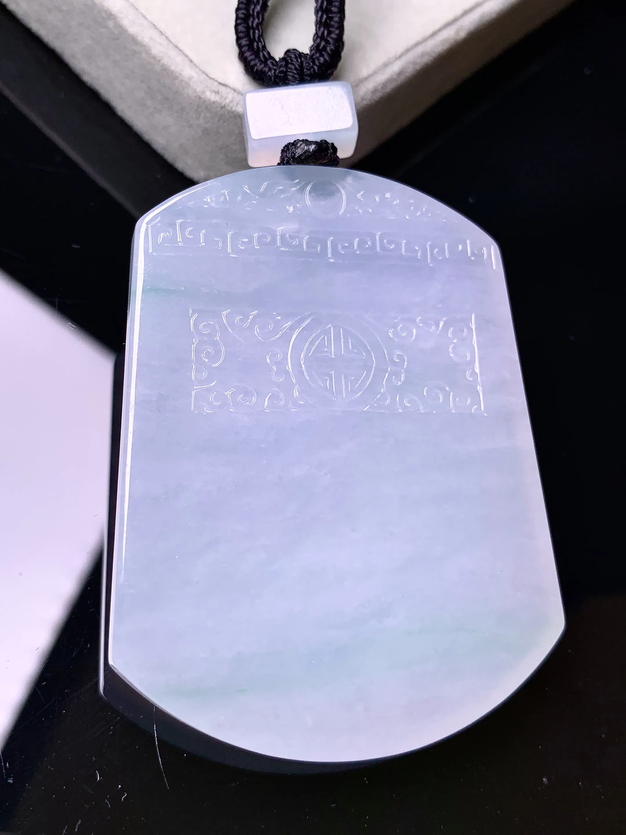 冰种无事牌吊坠 玉质细腻 色泽艳丽清新 整体尺寸55.8*42.7*5.5