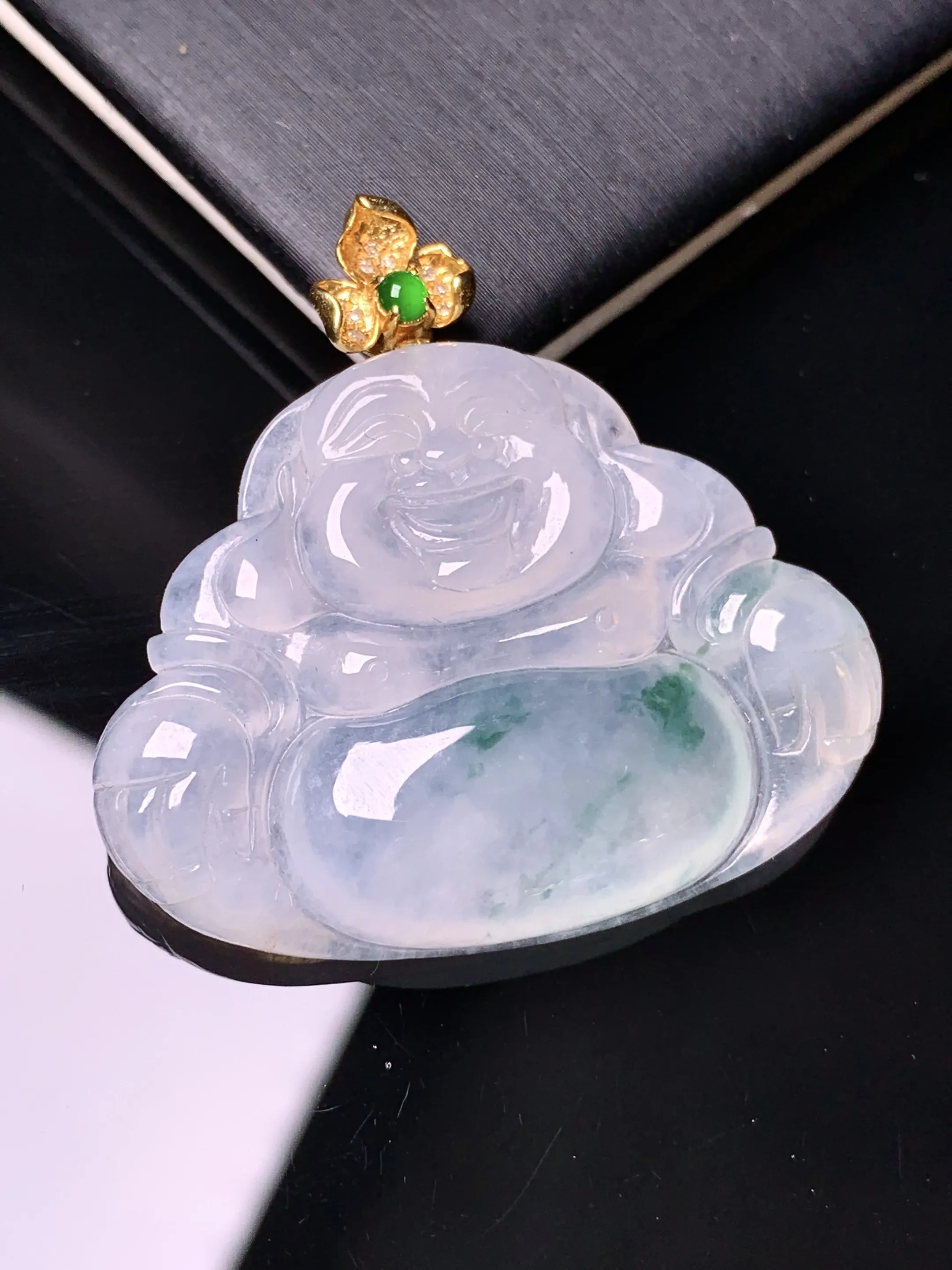 18k金镶嵌飘绿佛公吊坠 玉质细腻 色泽艳丽清新 整体尺寸36.3*36.7*5.7