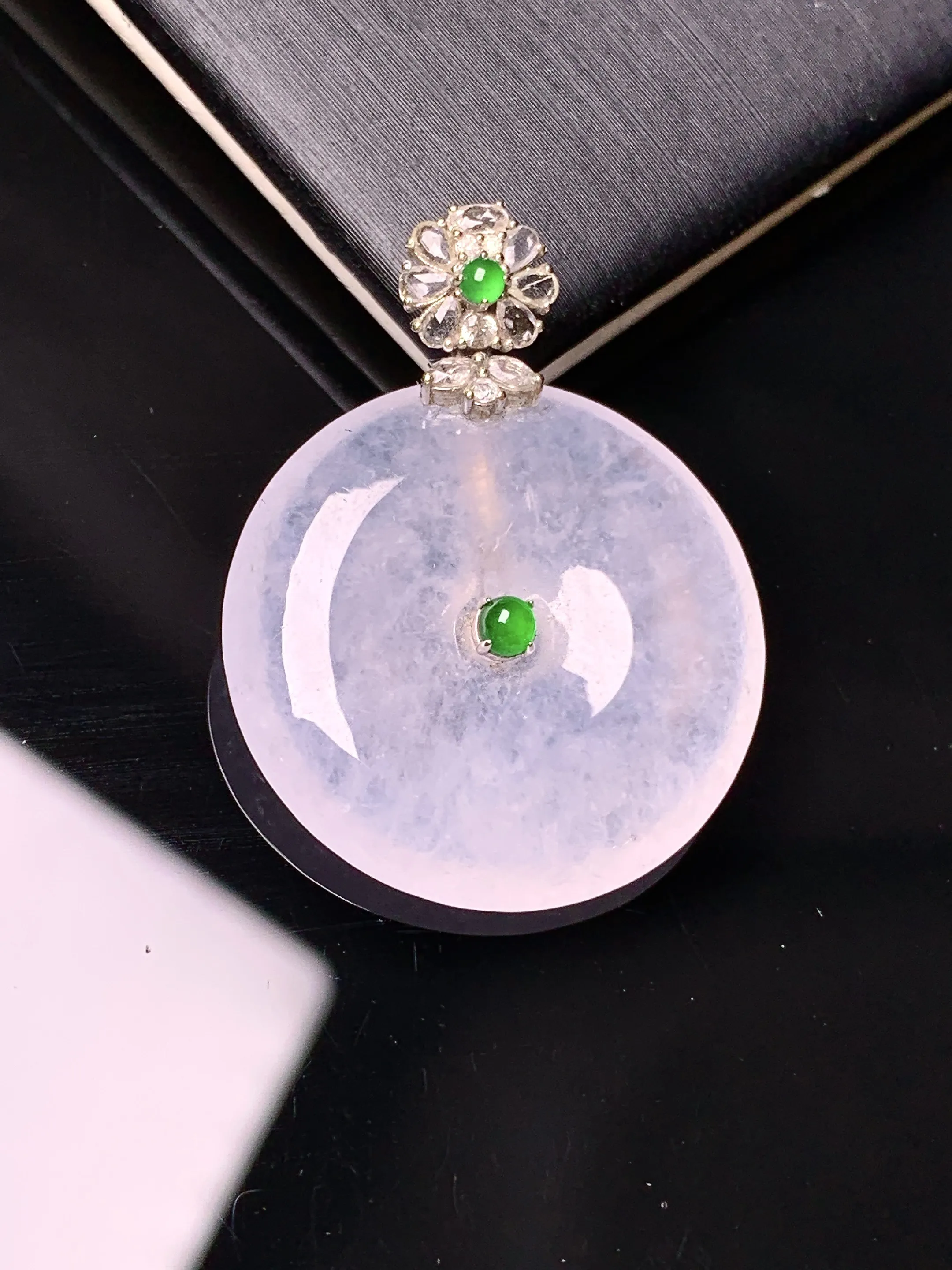 18k金钻镶嵌冰种平安扣吊坠 玉质细腻 色泽艳丽清新 整体尺寸30.5*23.5*4.3