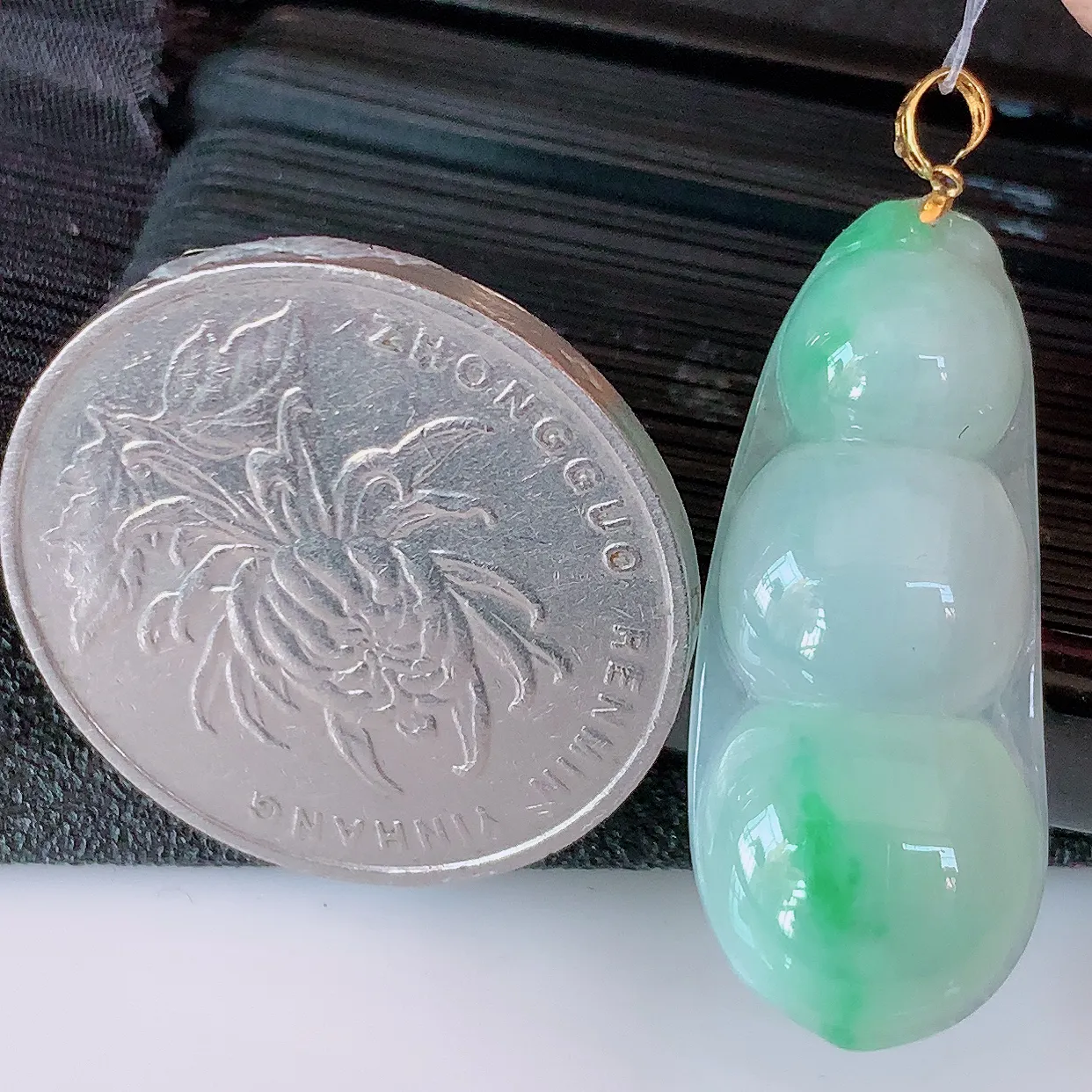 18K金镶嵌冰飘绿翡翠四季豆吊坠，寓意“四季平安，福气满满”胶感十足，饱满，佩戴效果优雅迷人！#49.7