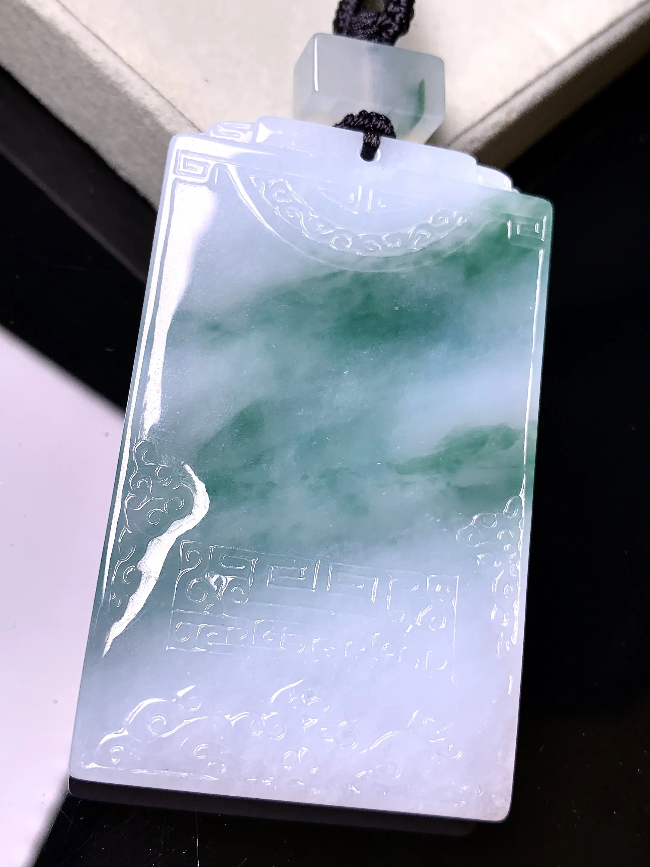 飘花无事牌吊坠 玉质细腻 色泽艳丽清新 整体尺寸62.3*37.7*6