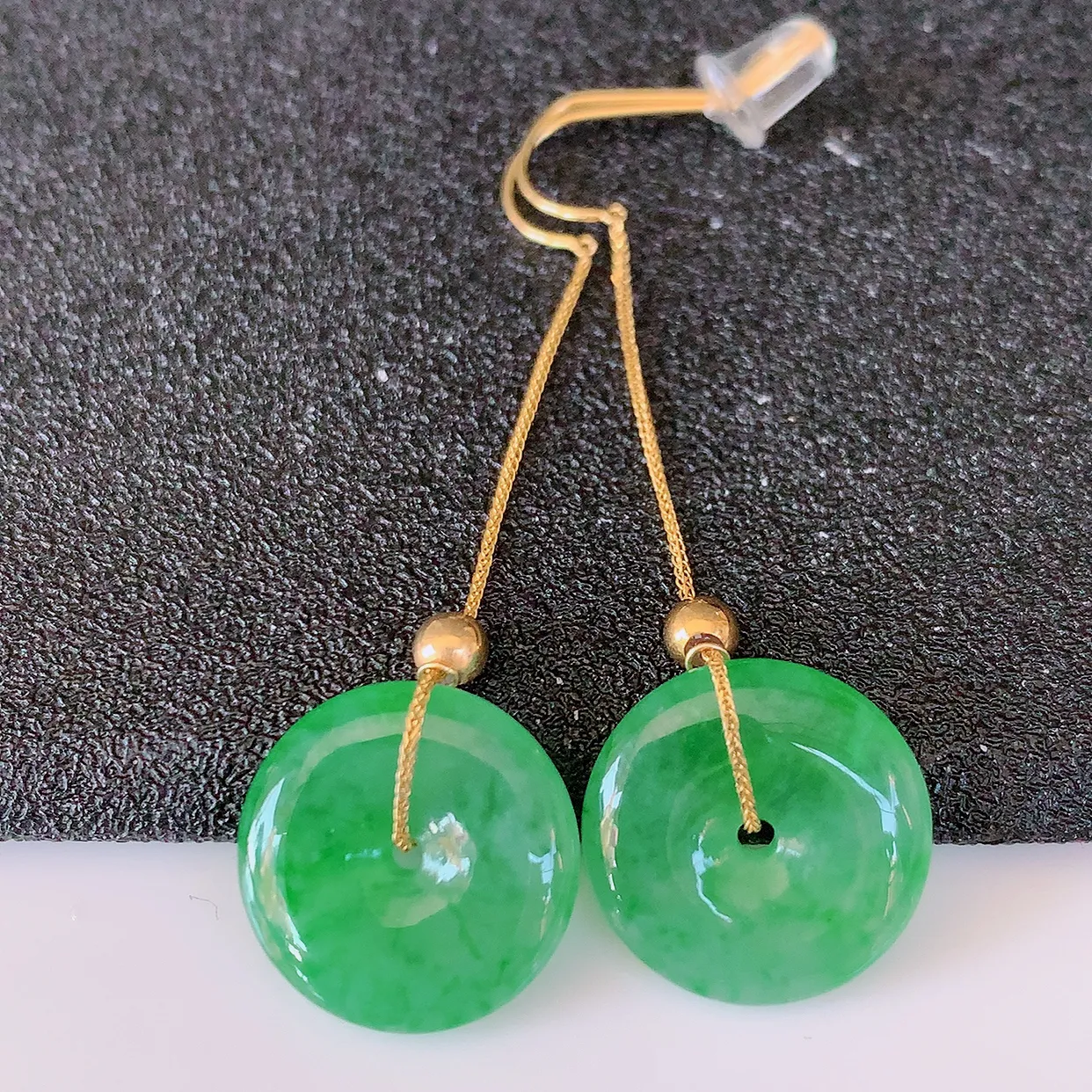 18k金镶嵌冰种飘绿翡翠平安扣耳坠，沁人心脾，耳坠佩戴效果大气出众，尽显气质。种水好，胶感足，颜相当漂亮，高性价比，值得入手品鉴！#41.7整体41裸石13-3.2