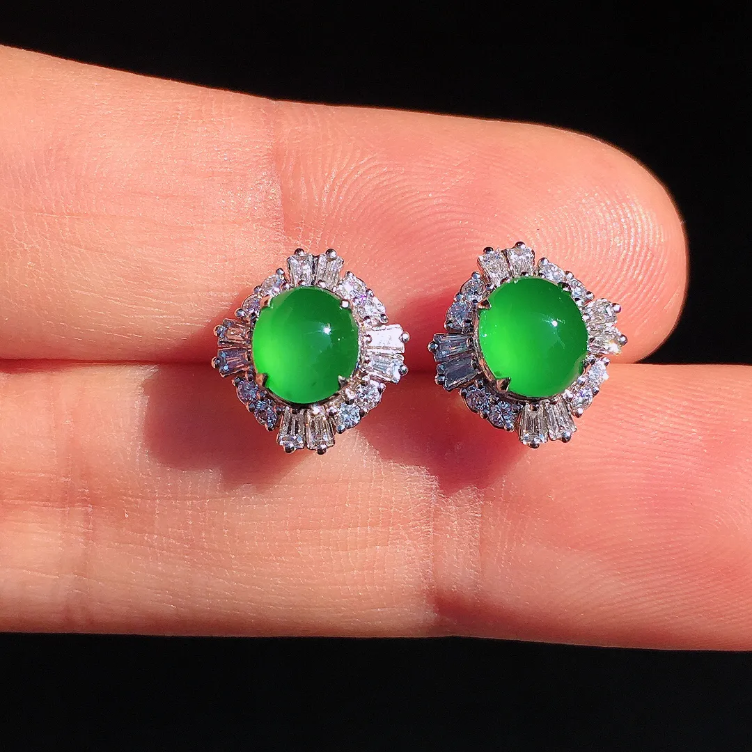 阳绿蛋面耳钉，色泽均匀艳丽，玉质细腻，荧光感超
强，饱满圆润，尽显优雅气质，18k
金豪华镶嵌