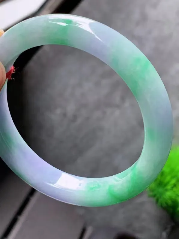 【翡翠名称】老种春彩56正圈口手镯
【翡翠尺寸】适合56-57正圈口佩戴
【翡翠描述】宝贝种老水足，玉质细腻，色泽靓丽，性价比高，佩戴效果好！
【其它赠送】权威证书/精美挂绳盒子/支持全国复检