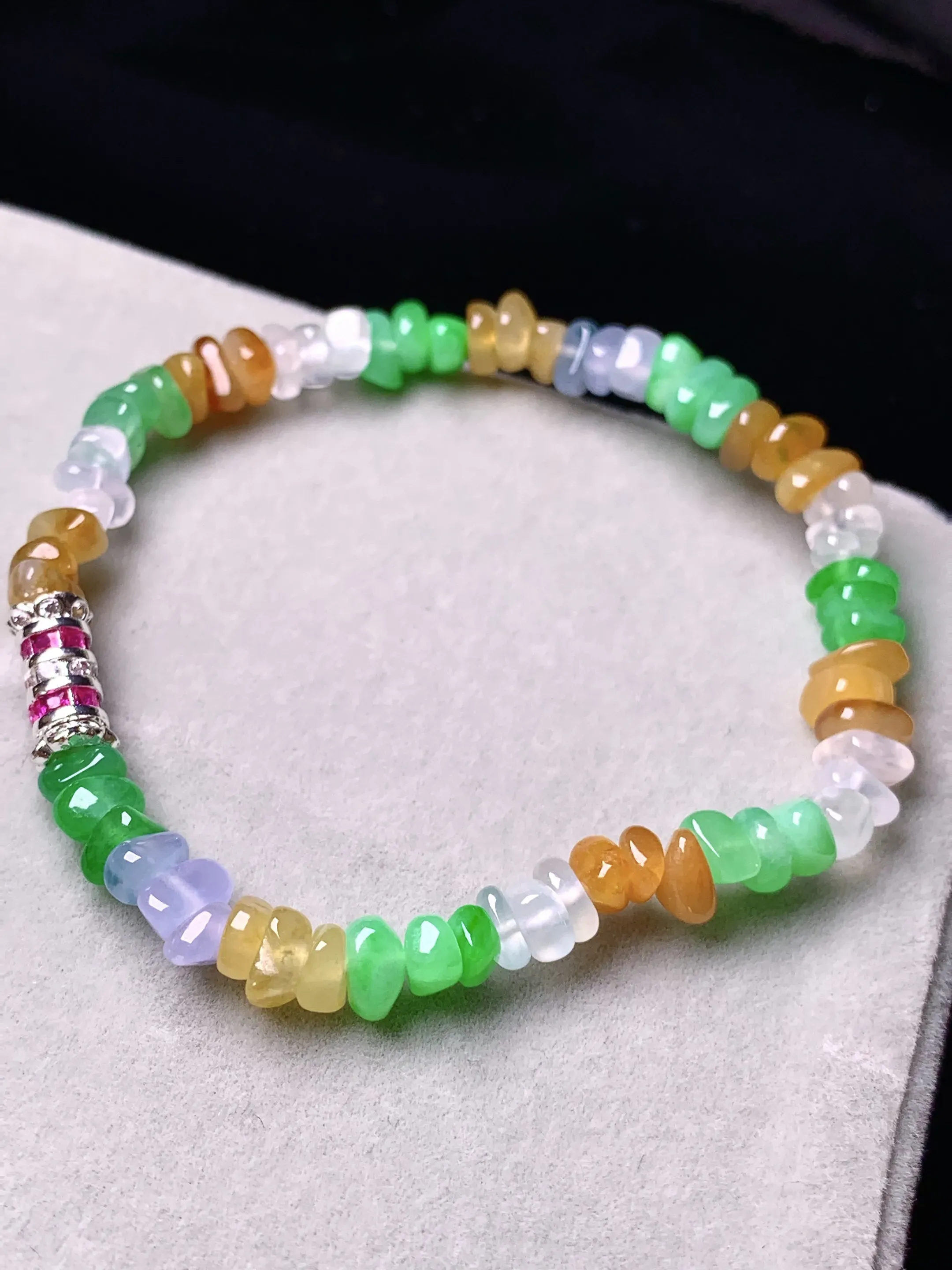 多彩随形手链 玉质细腻 色泽艳丽清新 整体尺寸5.3*4*2.8