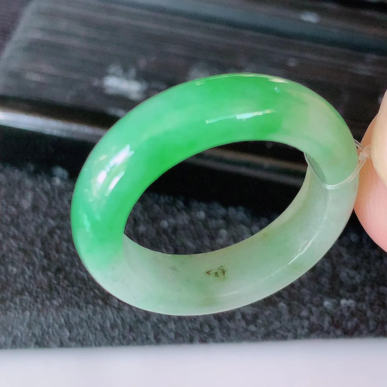 自然光实拍，特色黄加绿翡翠指环，16.2mm内径翡翠指环，玉戒指，玉质莹润，好精美好冰润的指环，11