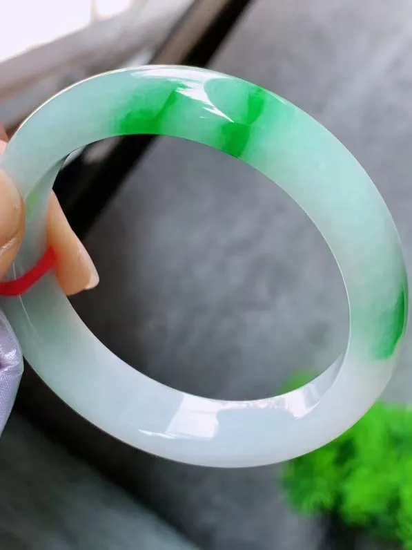 【翡翠名称】老种冰飘绿52正圈口手镯
【翡翠尺寸】52-53适合正圈口佩戴
【翡翠描述】宝贝种老水足，玉质细腻，色泽靓丽，性价比高，佩戴效果好！
【其它赠送】权威证书/精美挂绳盒子/支持全国复检