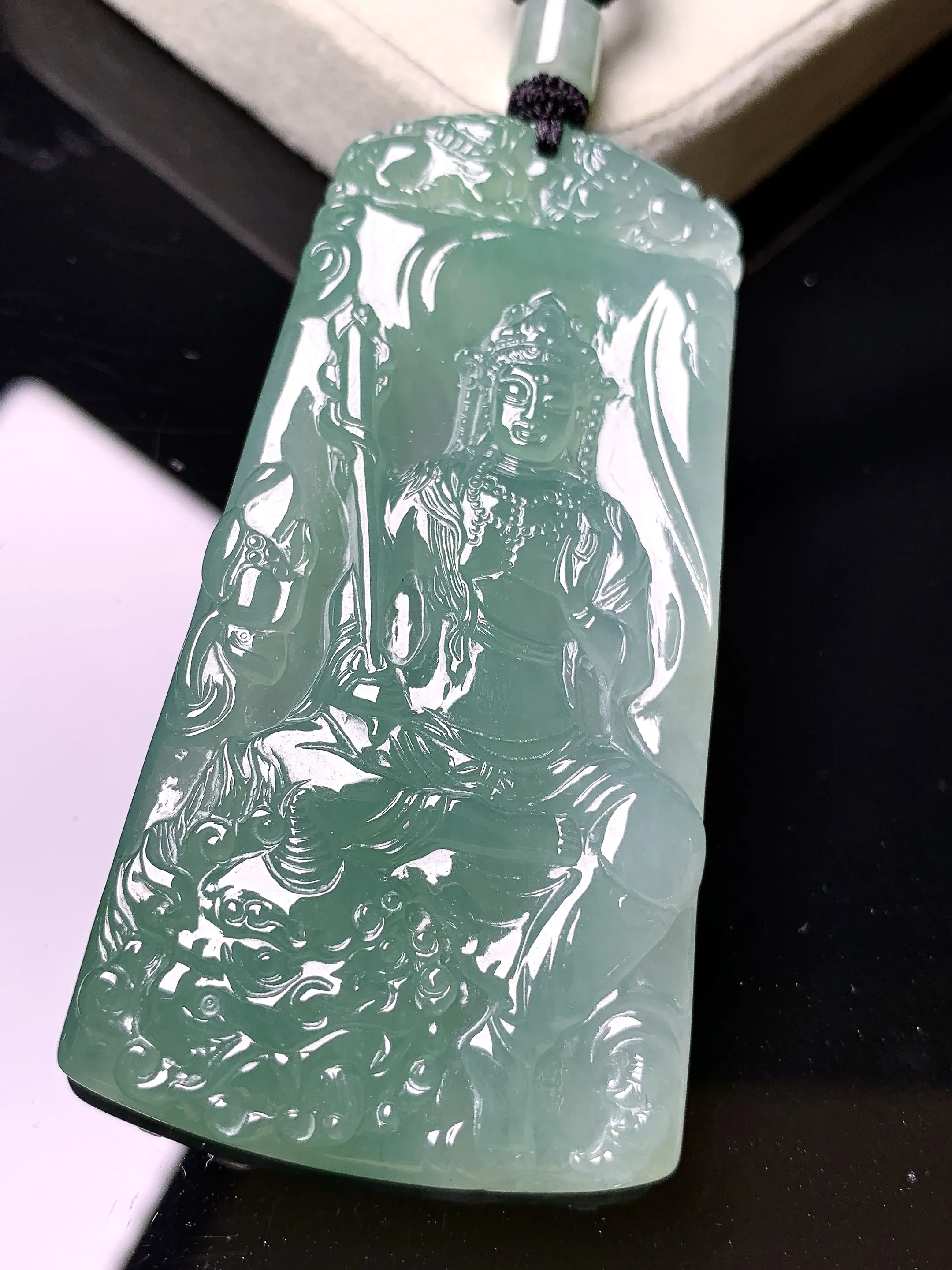 晴绿文殊观音菩萨吊坠 玉质细腻 色泽艳丽清新 整体尺寸67.2*34.2*6