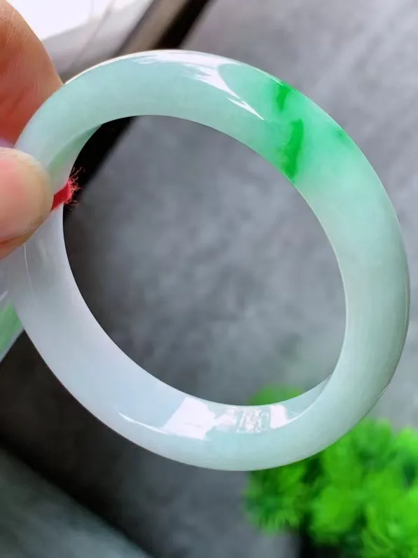 【翡翠名称】老种冰飘绿52正圈口手镯
【翡翠尺寸】52-53适合正圈口佩戴
【翡翠描述】宝贝种老水足，玉质细腻，色泽靓丽，性价比高，佩戴效果好！
【其它赠送】权威证书/精美挂绳盒子/支持全国复检