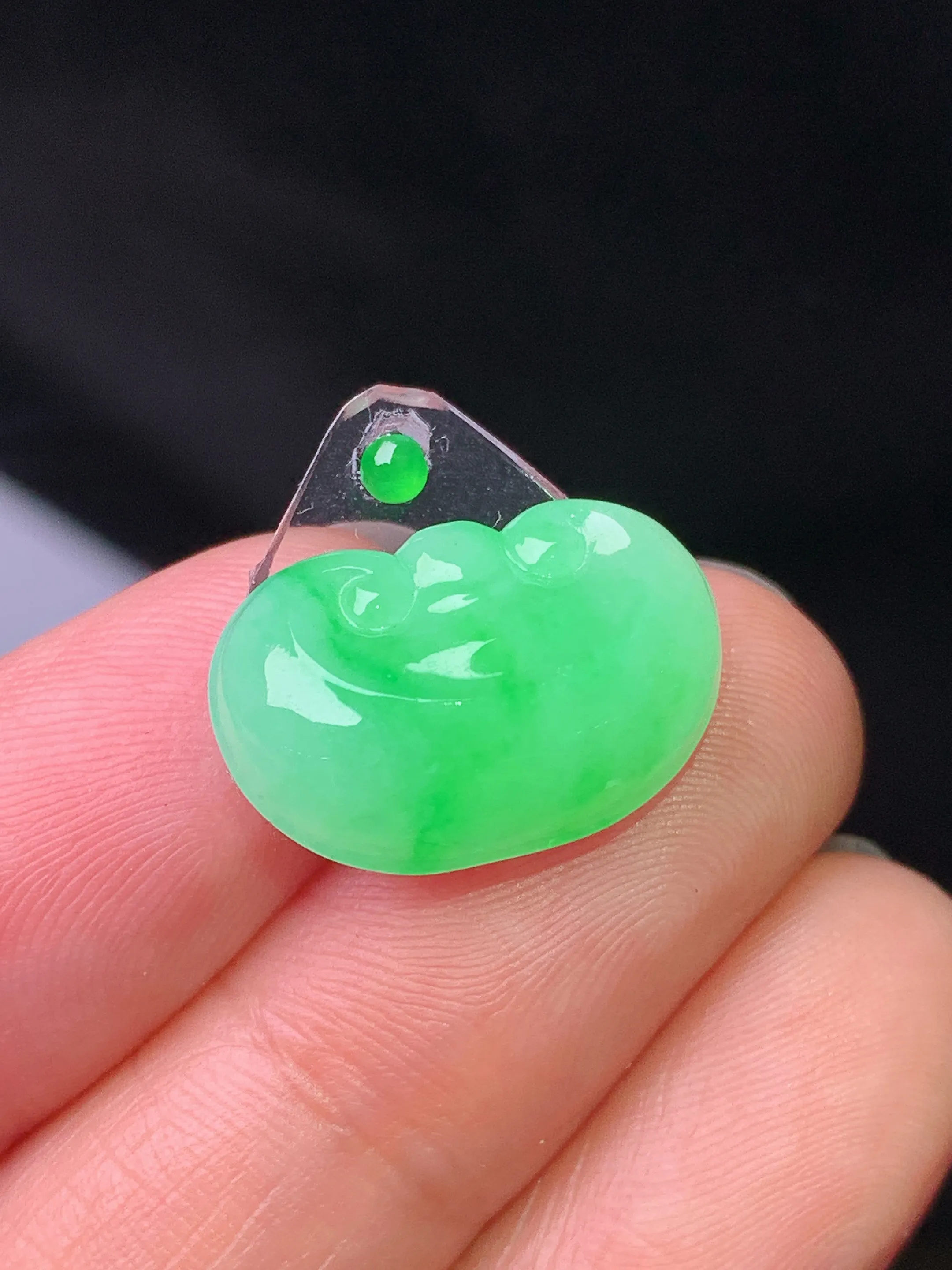 镶嵌款 翠绿如意吊坠 玉质细腻 色泽艳丽清新 整体尺寸11.3*17.5*6.5