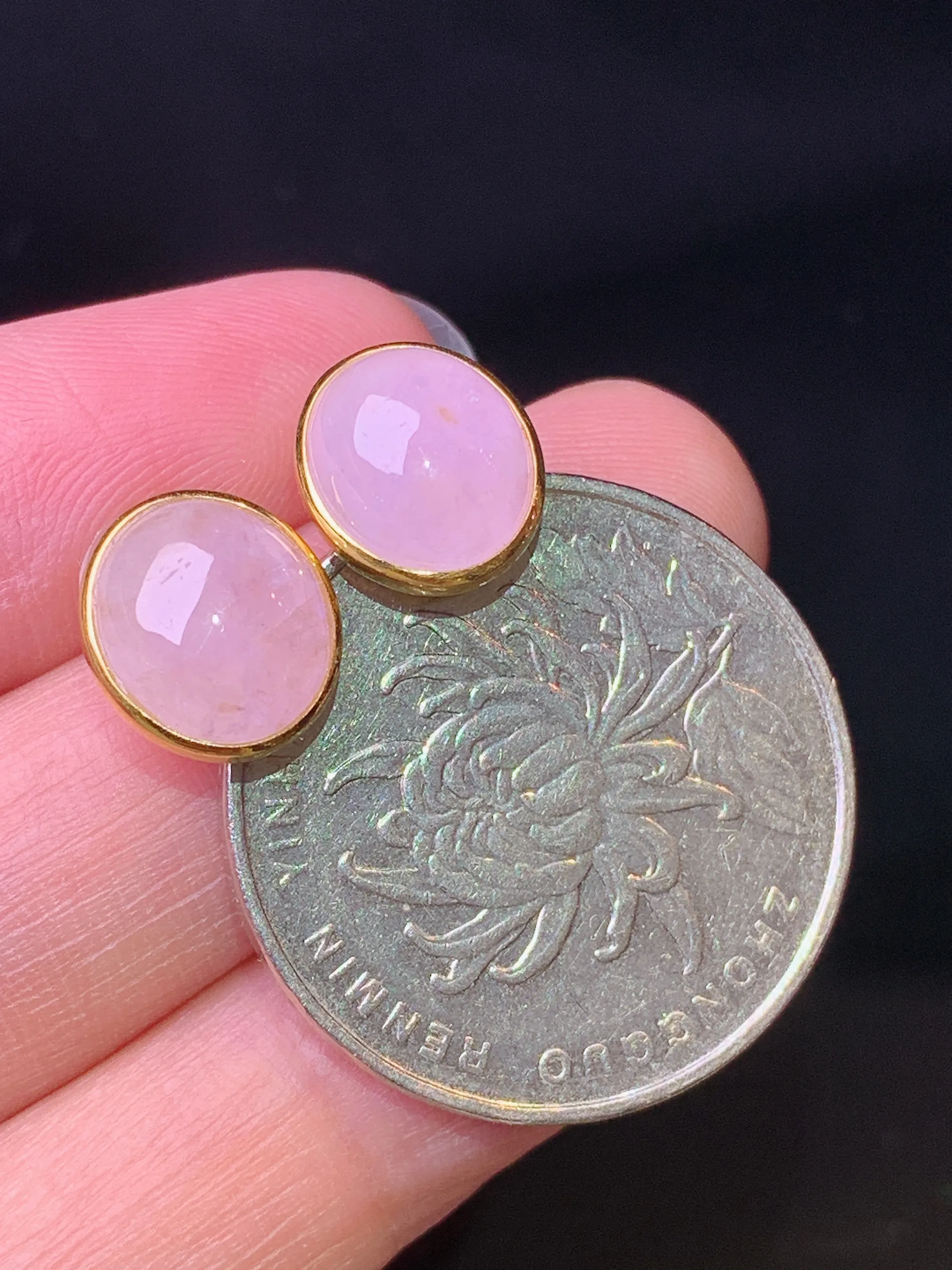 18k金镶嵌淡紫罗兰蛋面耳钉 玉质细腻 色泽艳丽清新 整体尺寸10*8*3