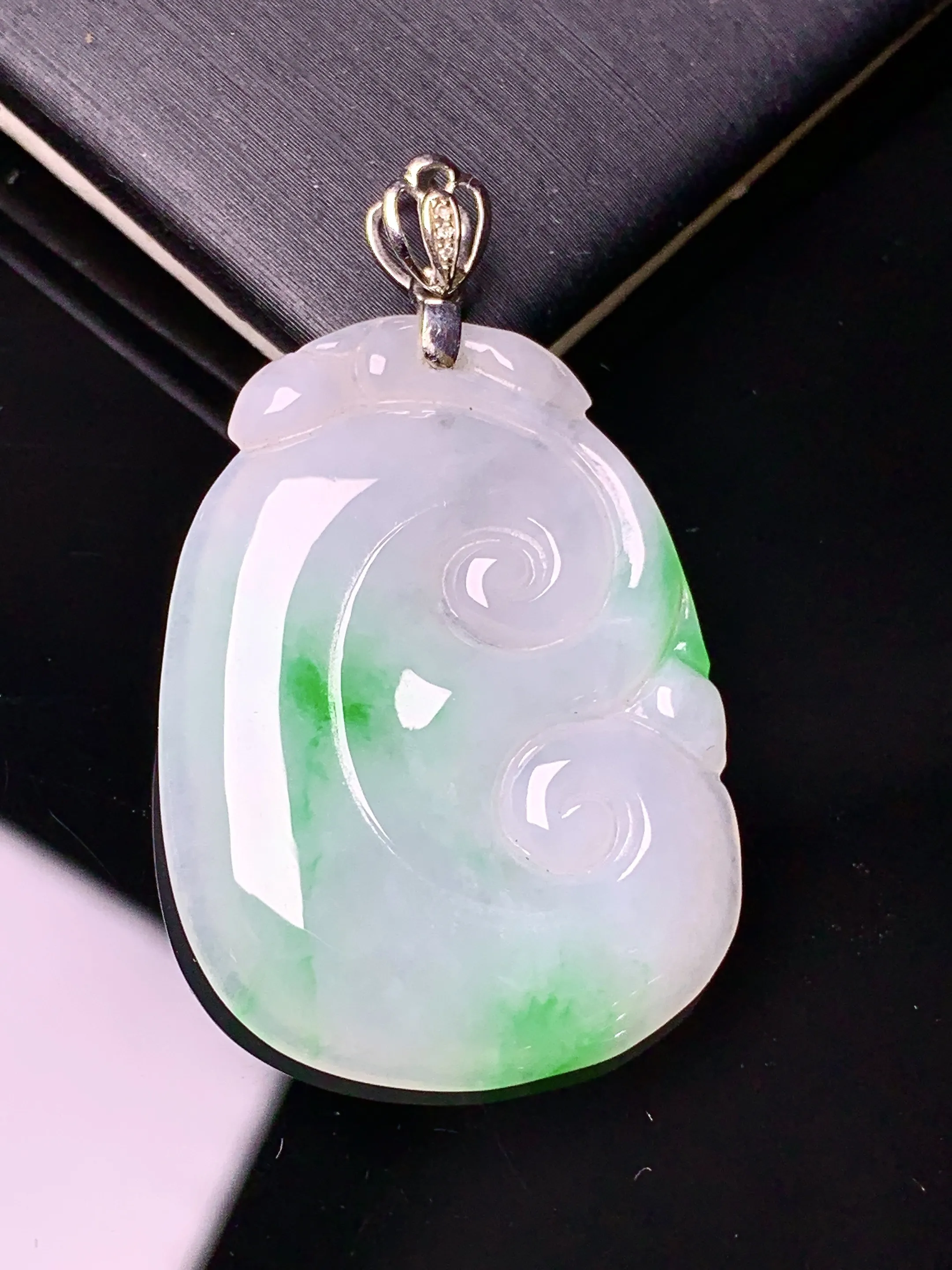 18k金镶嵌飘绿如意吊坠 玉质细腻 色泽艳丽清新 整体尺寸39*23.2*3.5