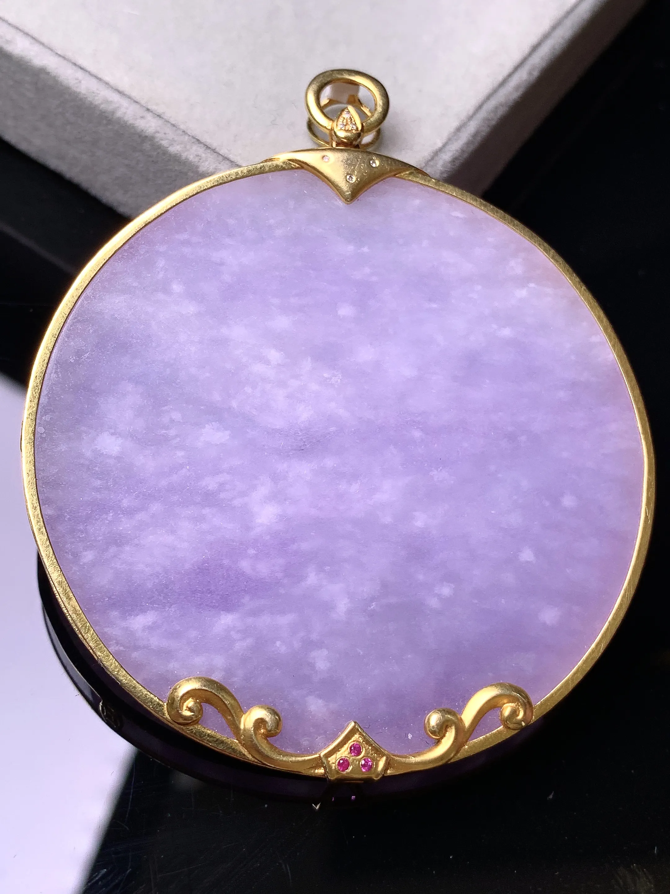 18k金镶嵌紫罗兰圆牌吊坠 玉质细腻 色泽艳丽清新 整体尺寸64.8*53.4*3.2