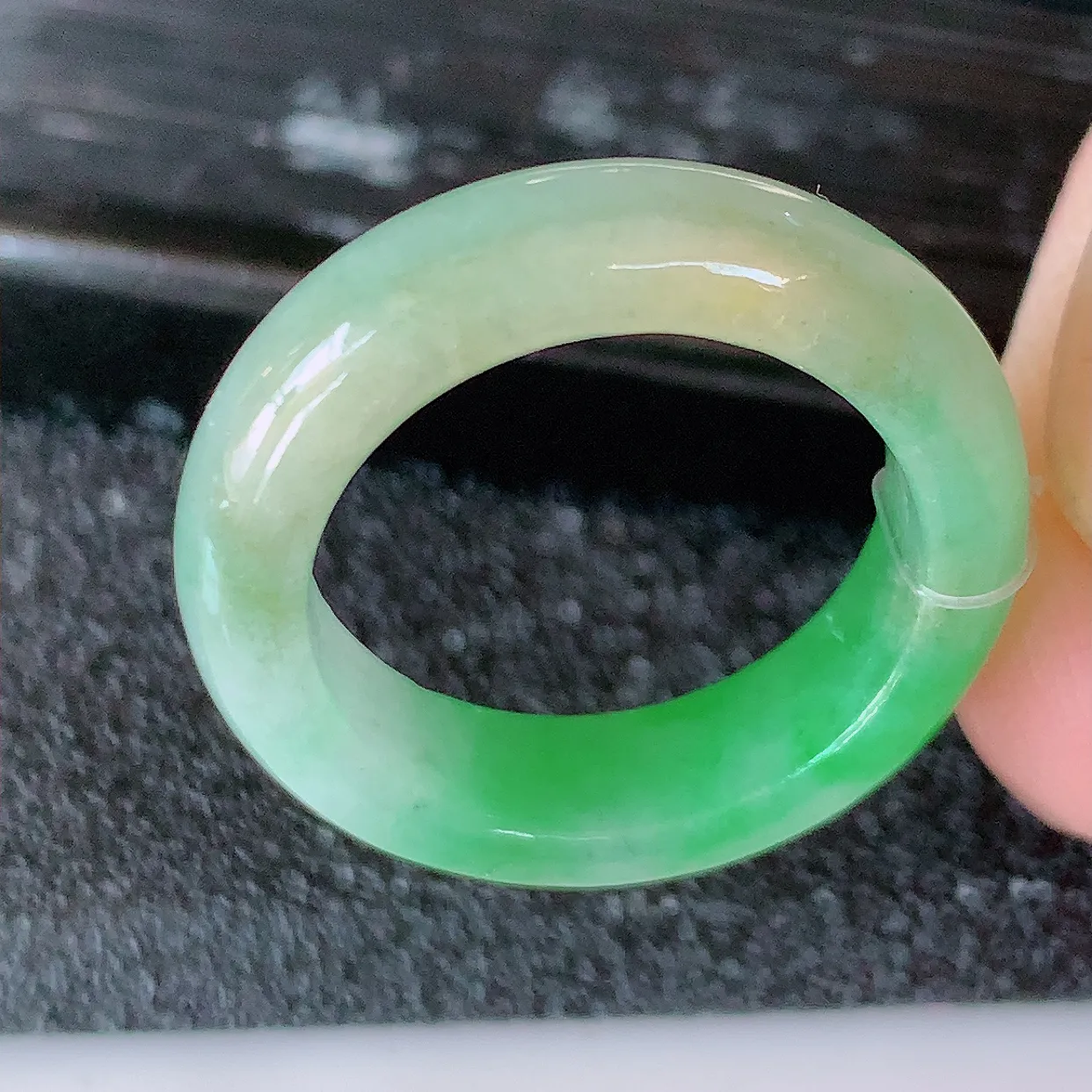 自然光实拍，特色黄加绿翡翠指环，16.2mm内径翡翠指环，玉戒指，玉质莹润，好精美好冰润的指环，11圈口，上手纤巧！#49.7尺寸16.2*5.5*3.5
