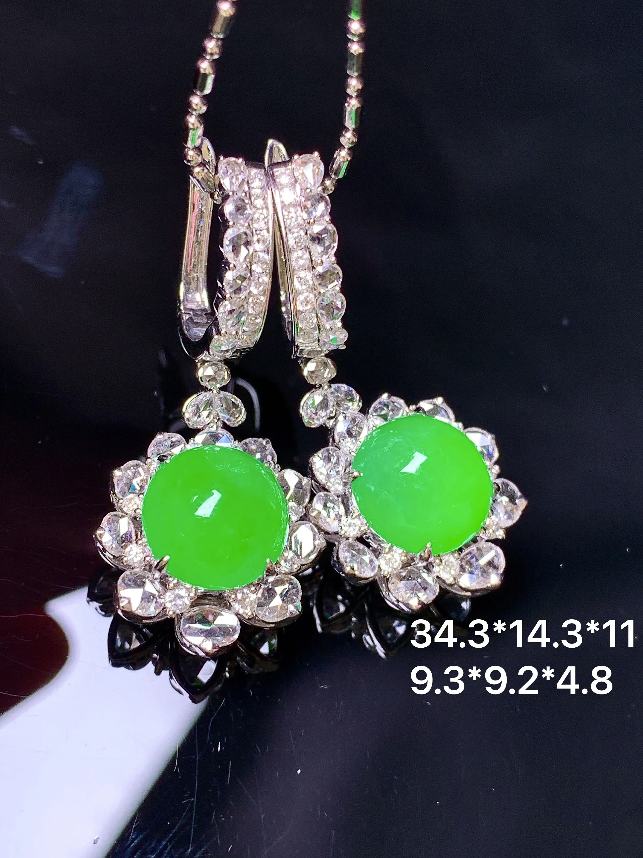18k金钻镶嵌满绿蛋面耳坠 玉质细腻 色泽艳丽清新 整体尺寸34.3*14.3*11