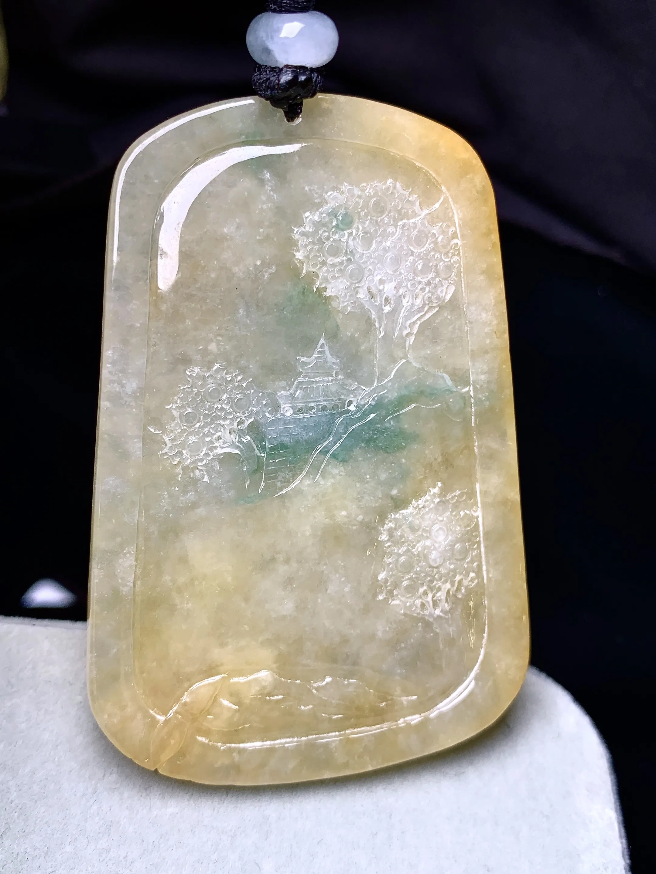 黄翡山水牌子吊坠 玉质细腻 色泽艳丽清新 整体尺寸63*42.2*5.6