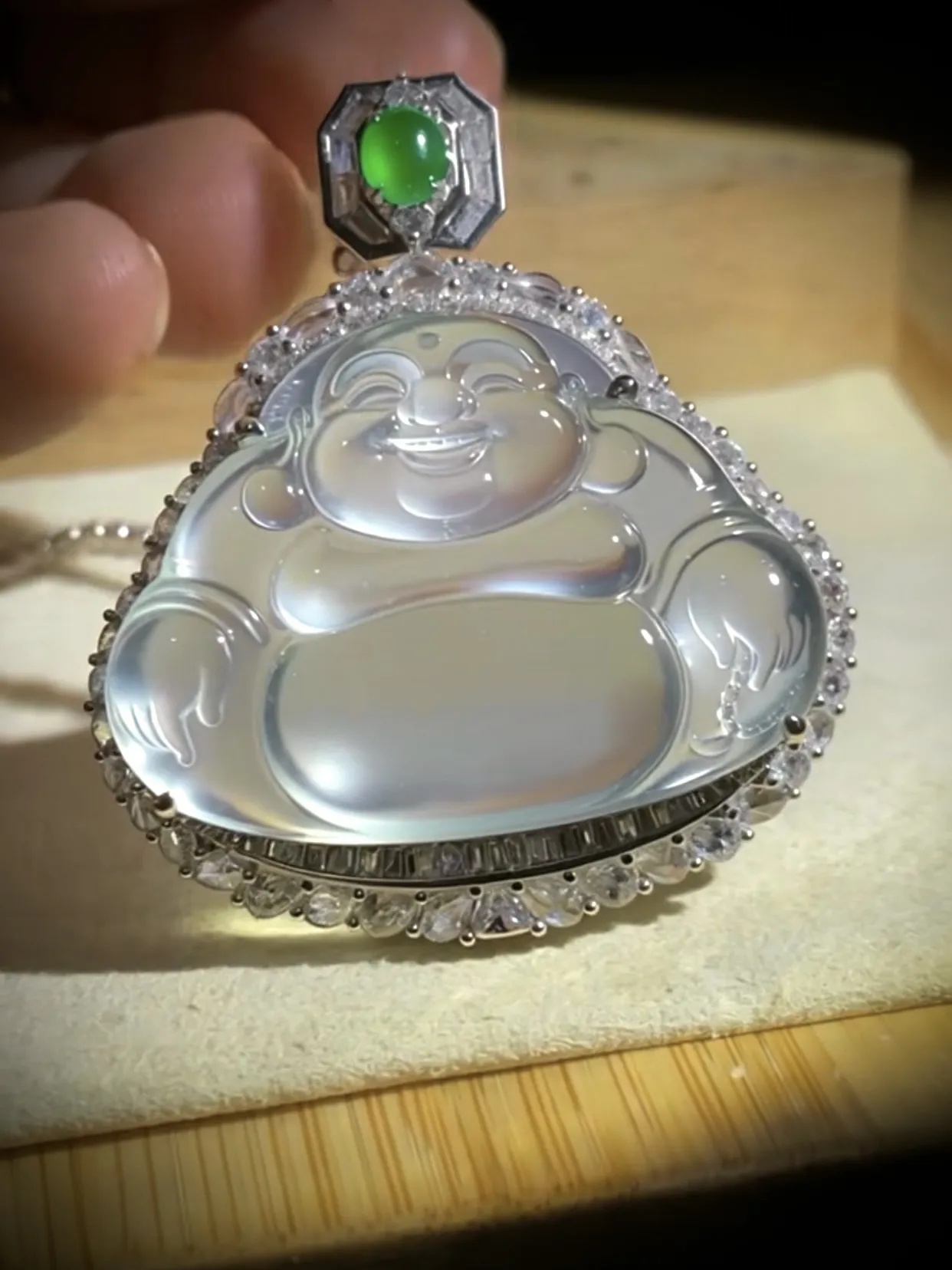 玻璃种笑口常开弥勒佛，
裸石36.5-27-5.2mm，整体40.5-46-14mm，
18K金，南非钻，翡翠绿蛋面，19.85g，