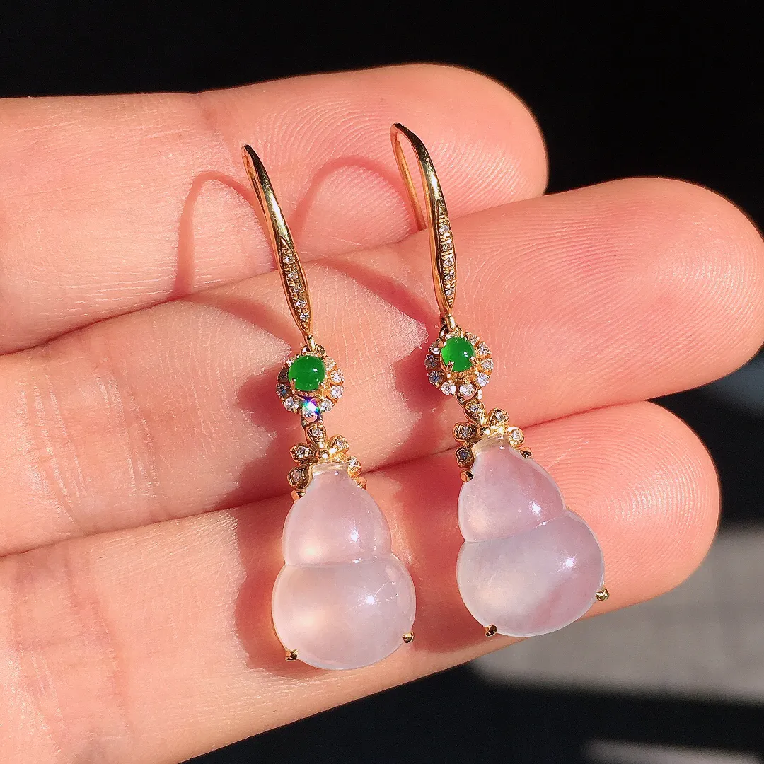 冰种葫芦耳坠，玉质细腻，荧光感超
强，饱满圆润，尽显优雅气质，18k
金豪华镶嵌