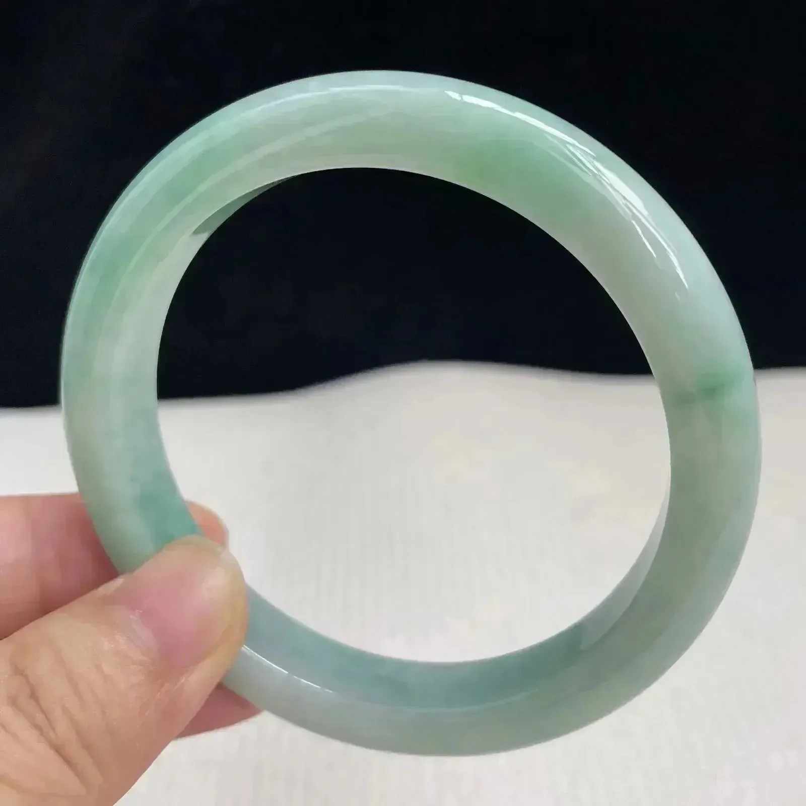 55圈口自然光拍摄天然翡翠A货飘绿好种水正圈手镯 43克