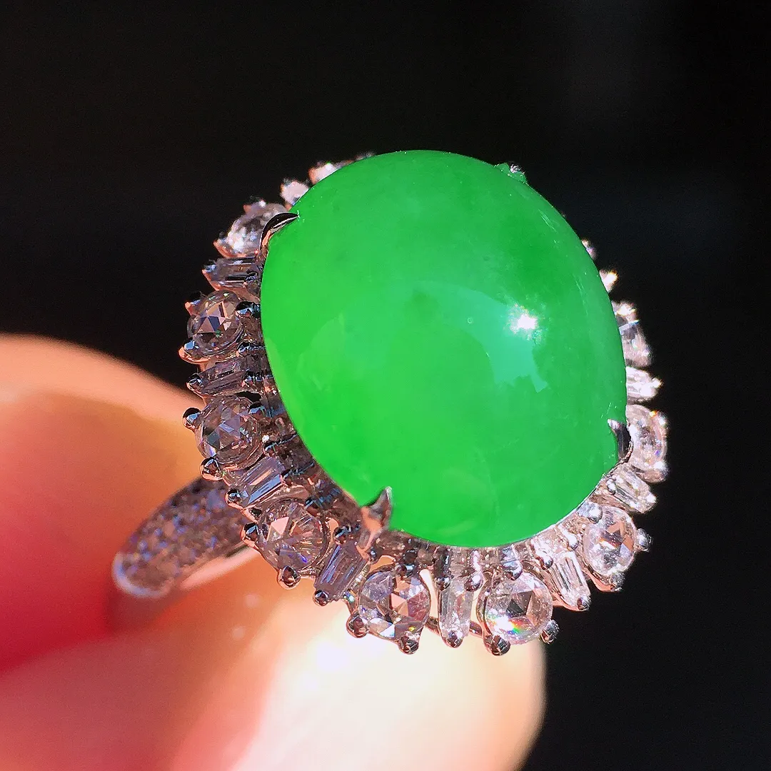 阳绿蛋面戒指，色泽均匀艳丽，玉质细腻，荧光感超
强，饱满圆润，尽显优雅气质，18k
金豪华镶嵌