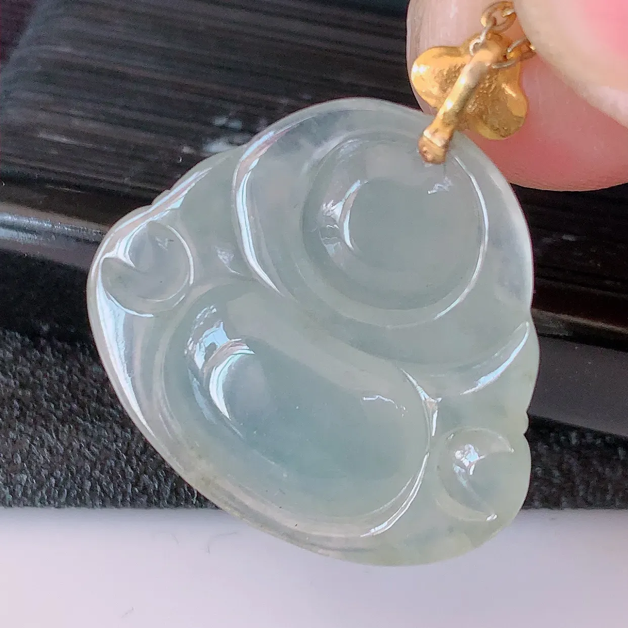 自然光实拍，18K金镶嵌冰种翡翠佛公吊坠，冰透饱满， 佛公亦保平安，寓意有福（佛公）相伴，品相佳，配戴优雅迷人！#1.7