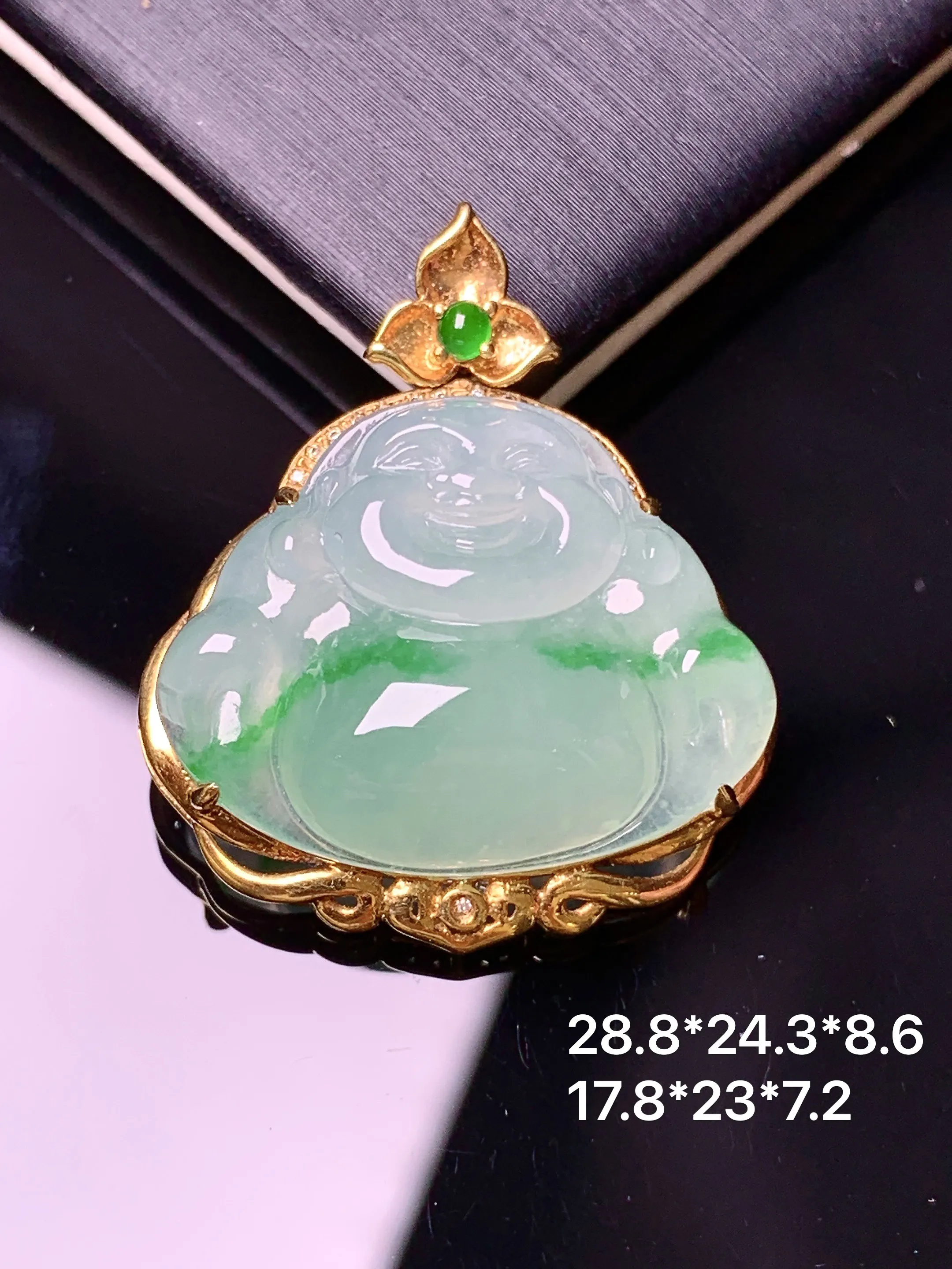 18k金镶嵌飘绿佛公吊坠 玉质细腻 色泽艳丽清新 整体尺寸28.8*24.3*8.6