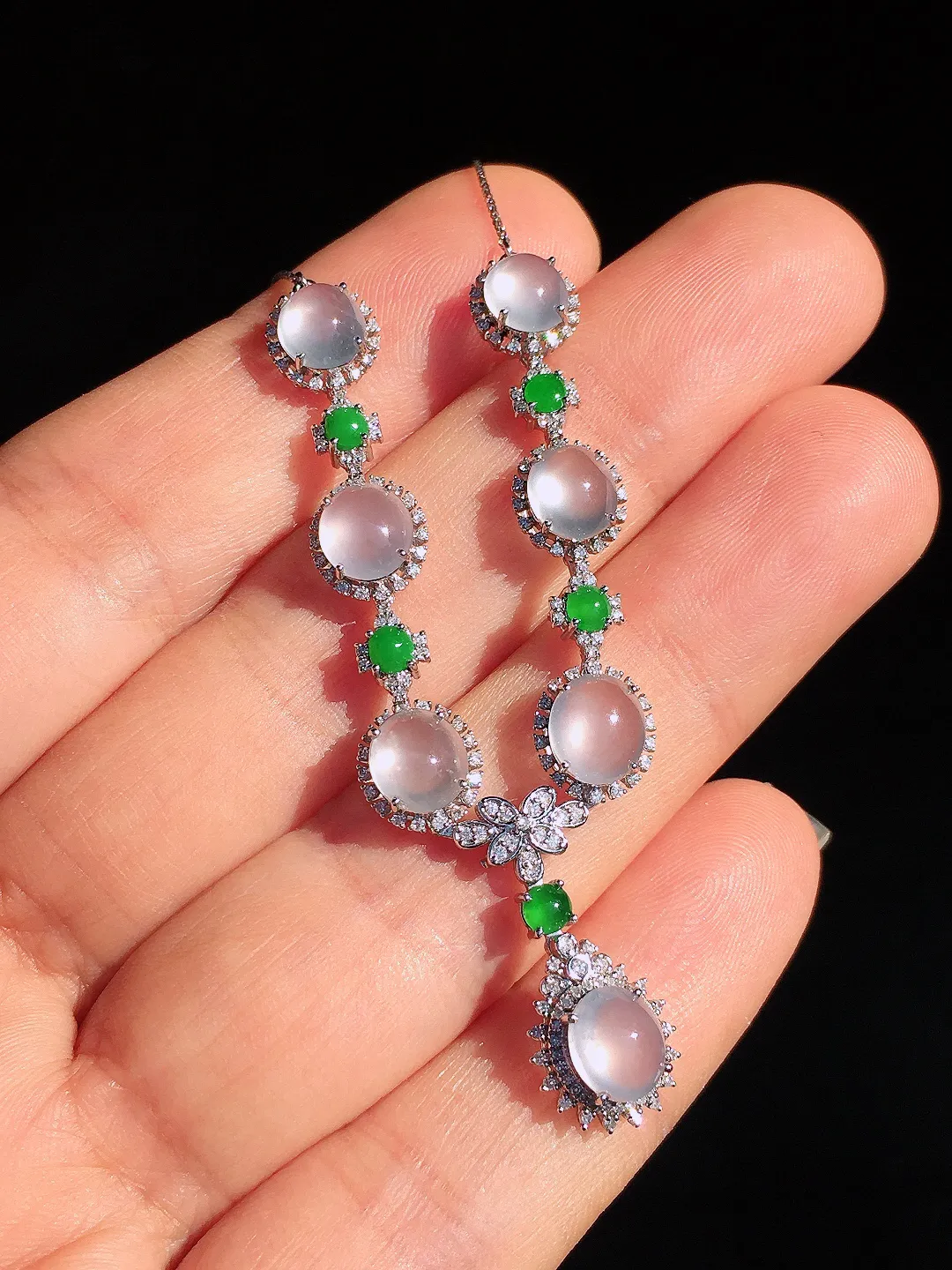 玻璃种蛋面晚装项链，玉质细腻，荧光感超
强，饱满圆润，尽显优雅气质，18k
金豪华镶嵌