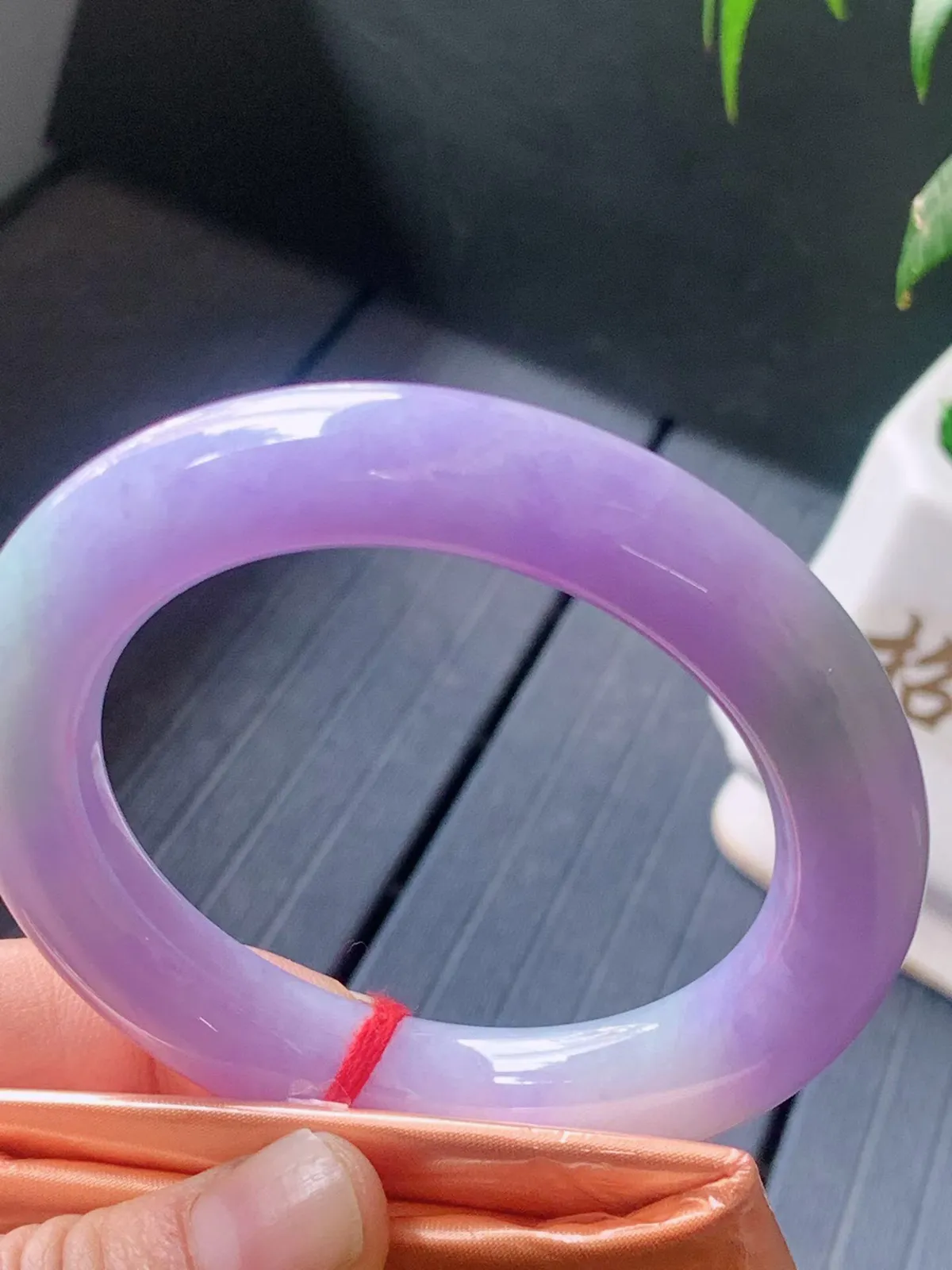 【翡翠名称】老种紫罗兰54.3圈口圆条手镯
【翡翠尺寸】54.3/11.9/11.7mm适合54-5