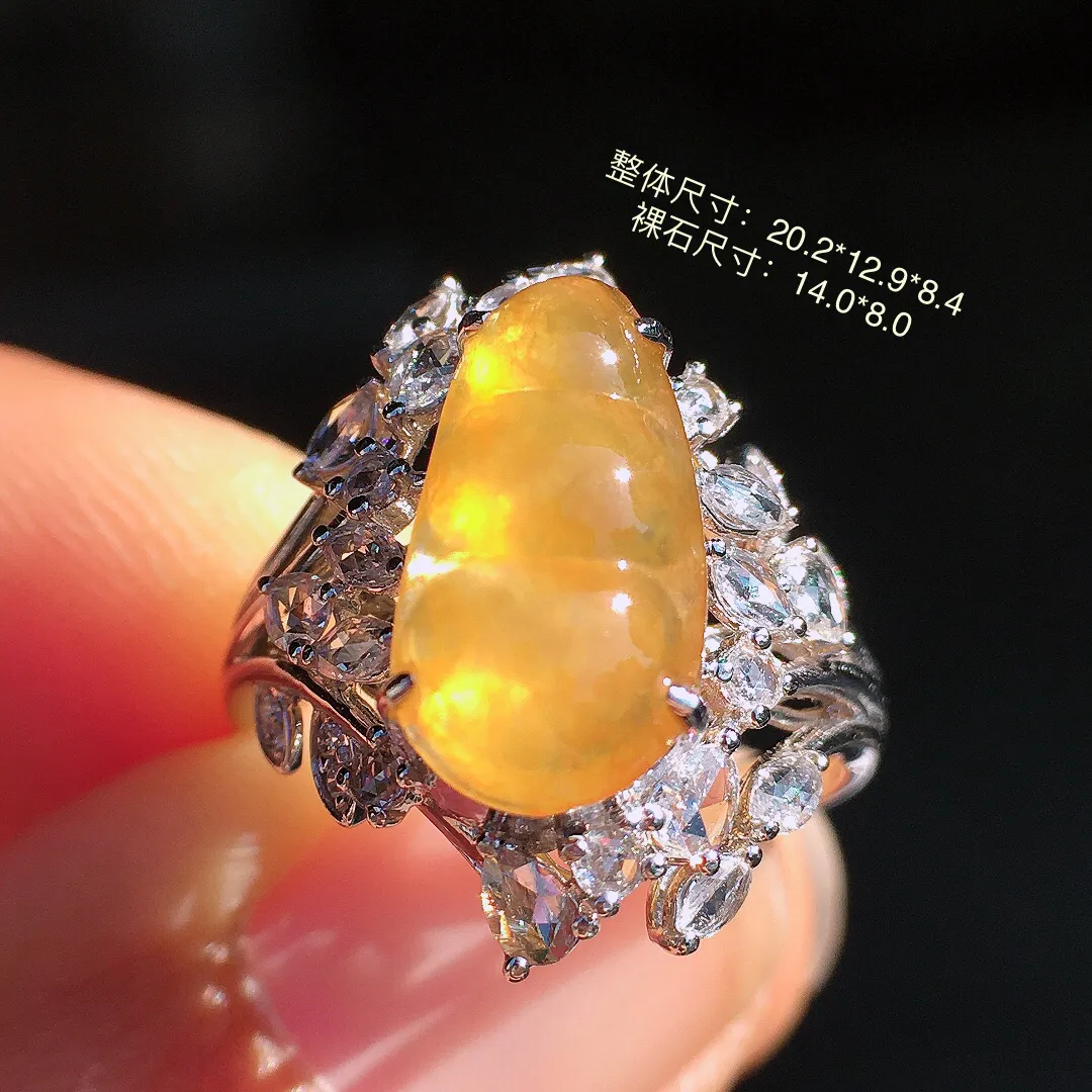 黄翡福豆戒指，色泽均匀艳丽，玉质细腻，荧光感超
强，饱满圆润，尽显优雅气质，18k
金豪华镶嵌