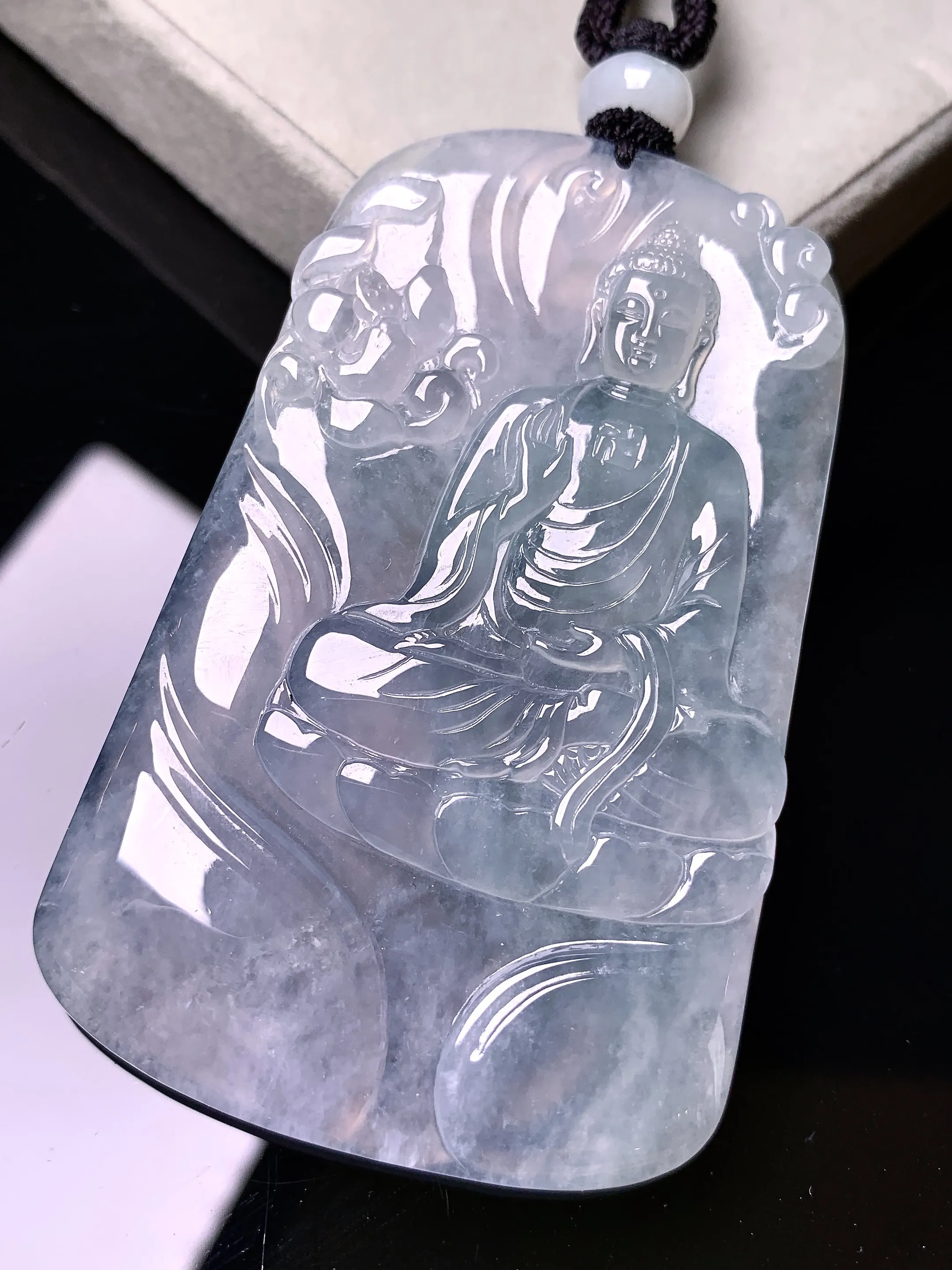 冰种大日如来佛祖吊坠 玉质细腻 色泽艳丽清新 整体尺寸68.2*42.7*5.5