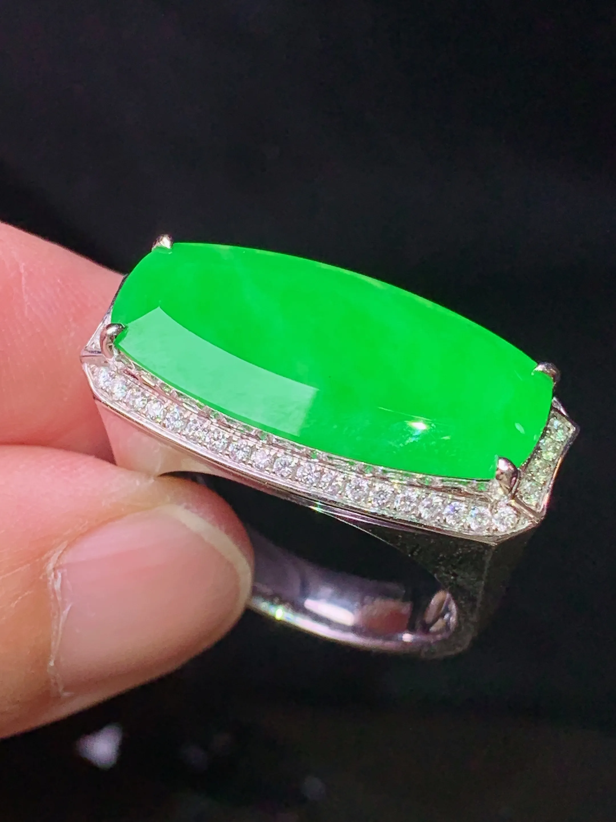 18k金钻镶嵌满绿马鞍戒指 玉质细腻 色泽艳丽清新 圈口20.5 裸石尺寸11*23.2*2.6