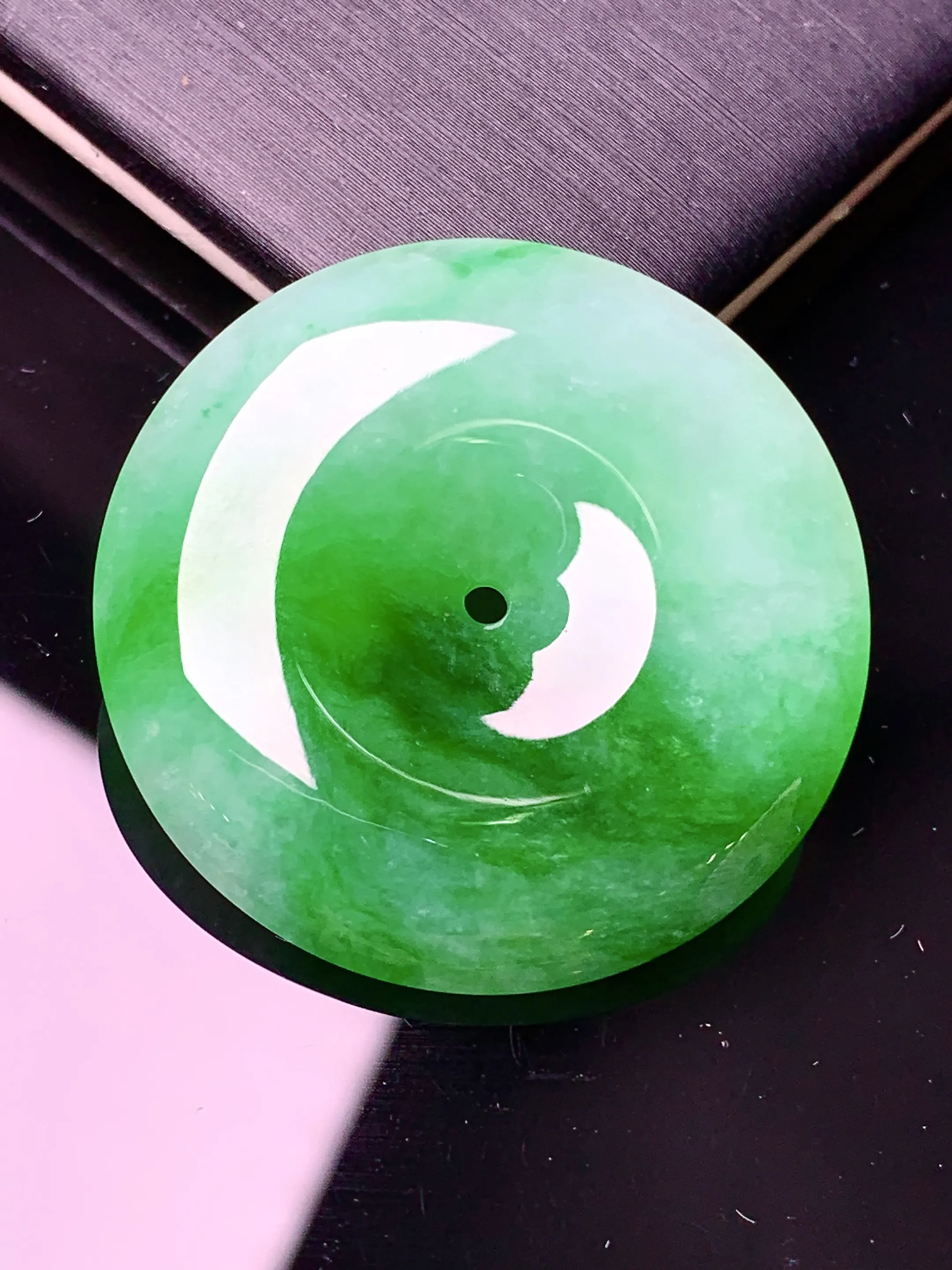 飘绿平安扣吊坠 玉质细腻 色泽艳丽清新 整体尺寸31.2*6