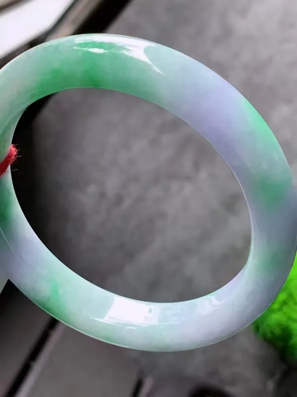 【翡翠名称】老种春彩56正圈口手镯
【翡翠尺寸】适合56-57正圈口佩戴
【翡翠描述】宝贝种老水足，玉质细腻，色泽靓丽，性价比高，佩戴效果好！
【其它赠送】权威证书/精美挂绳盒子/支持全国复检