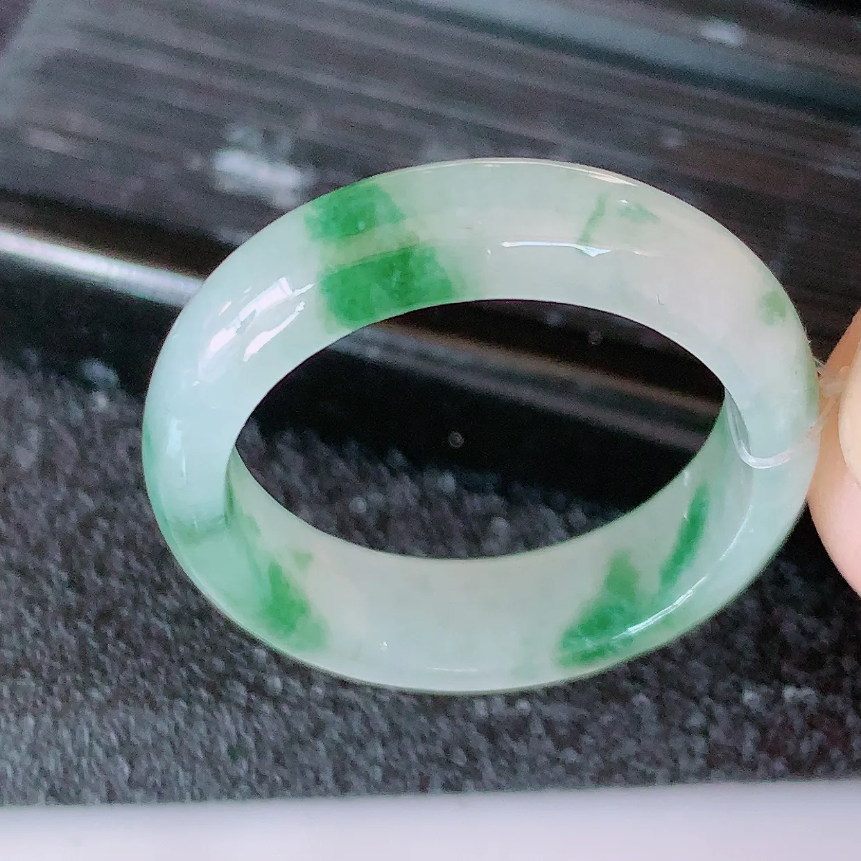 自然光实拍，18.2mm内径冰飘花翡翠指环，玉戒指，玉质莹润，好精美好冰润的指环，17圈口，上手纤巧