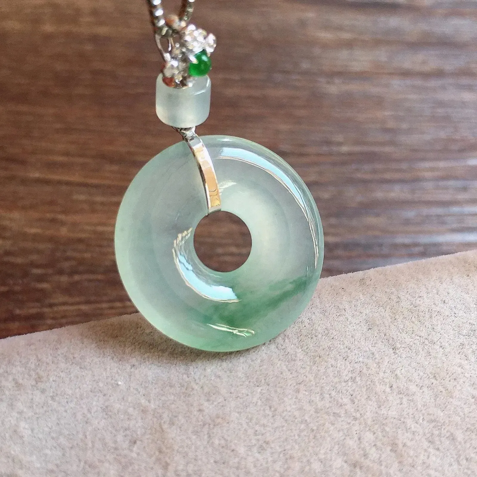 冰飘花甜甜圈吊坠，18k金镶嵌，冰冰润润，玉质细腻，种水足，尺寸31.3*18.8*3.2