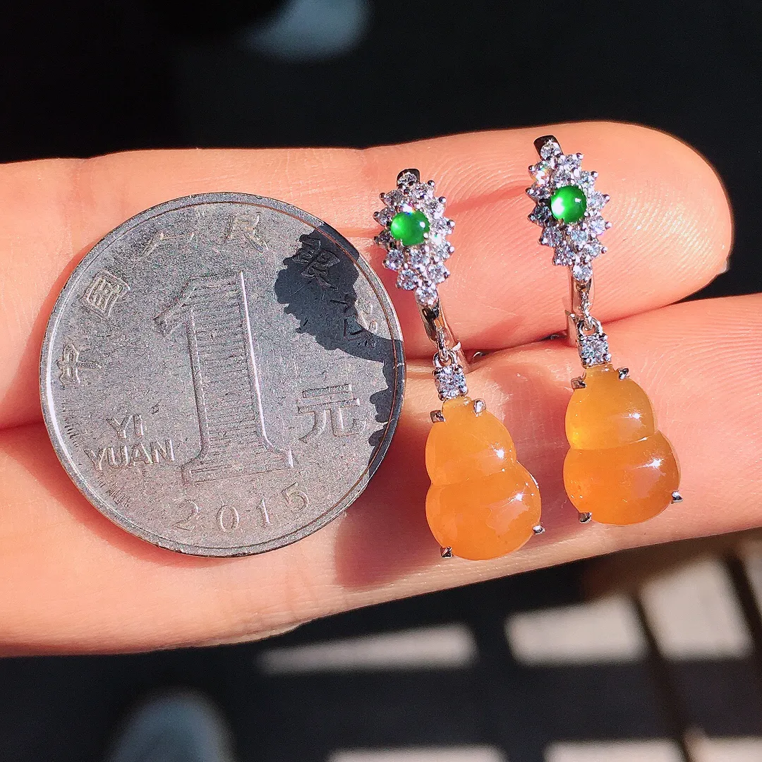 黄翡葫芦耳坠，色泽均匀艳丽，玉质细腻，荧光感超
强，饱满圆润，尽显优雅气质，18k
金豪华镶嵌