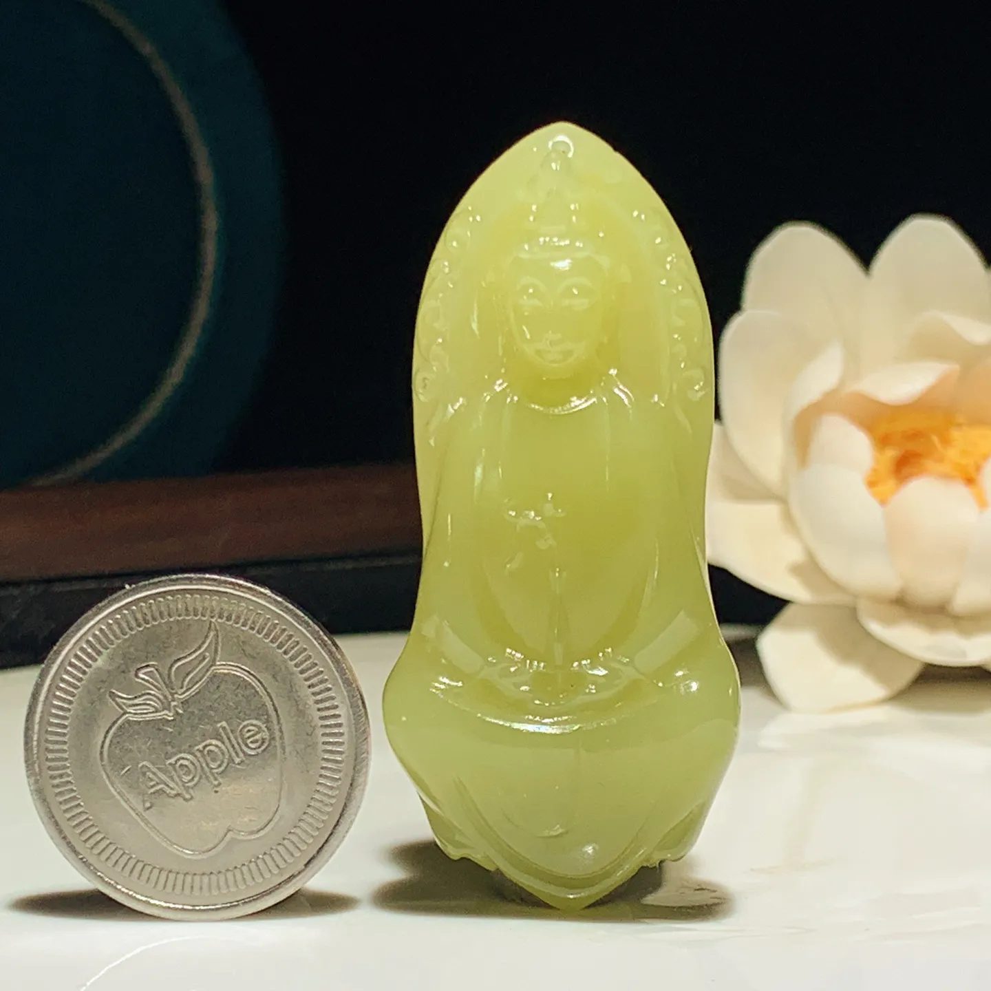 新疆和田玉若羌黄口料坐莲观音挂件。尺寸57/26/10重22.5克。玉质细腻油润。手推出油。佩戴高端典雅。lt250107