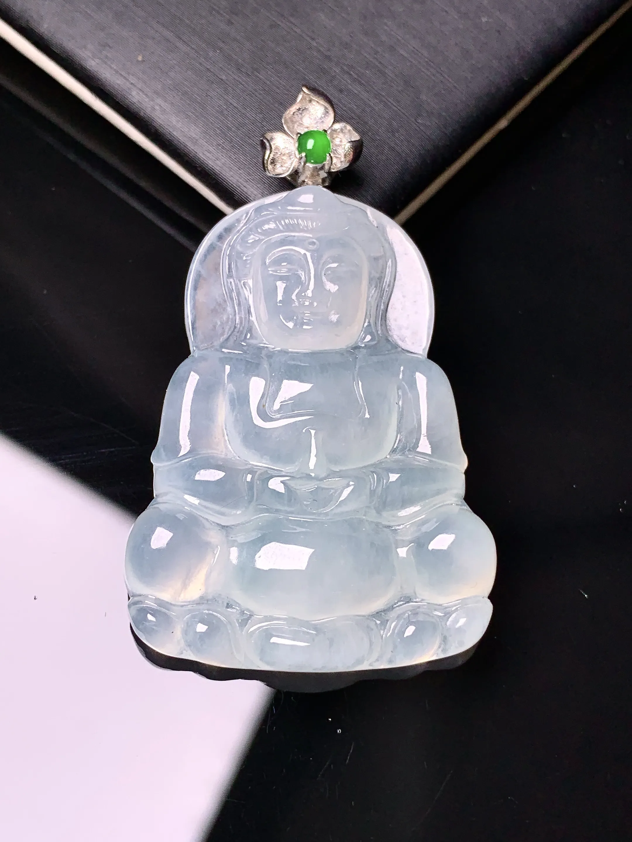 18k金镶嵌冰种观音菩萨吊坠 玉质细腻 色泽艳丽清新 整体尺寸43.8*26*5.6