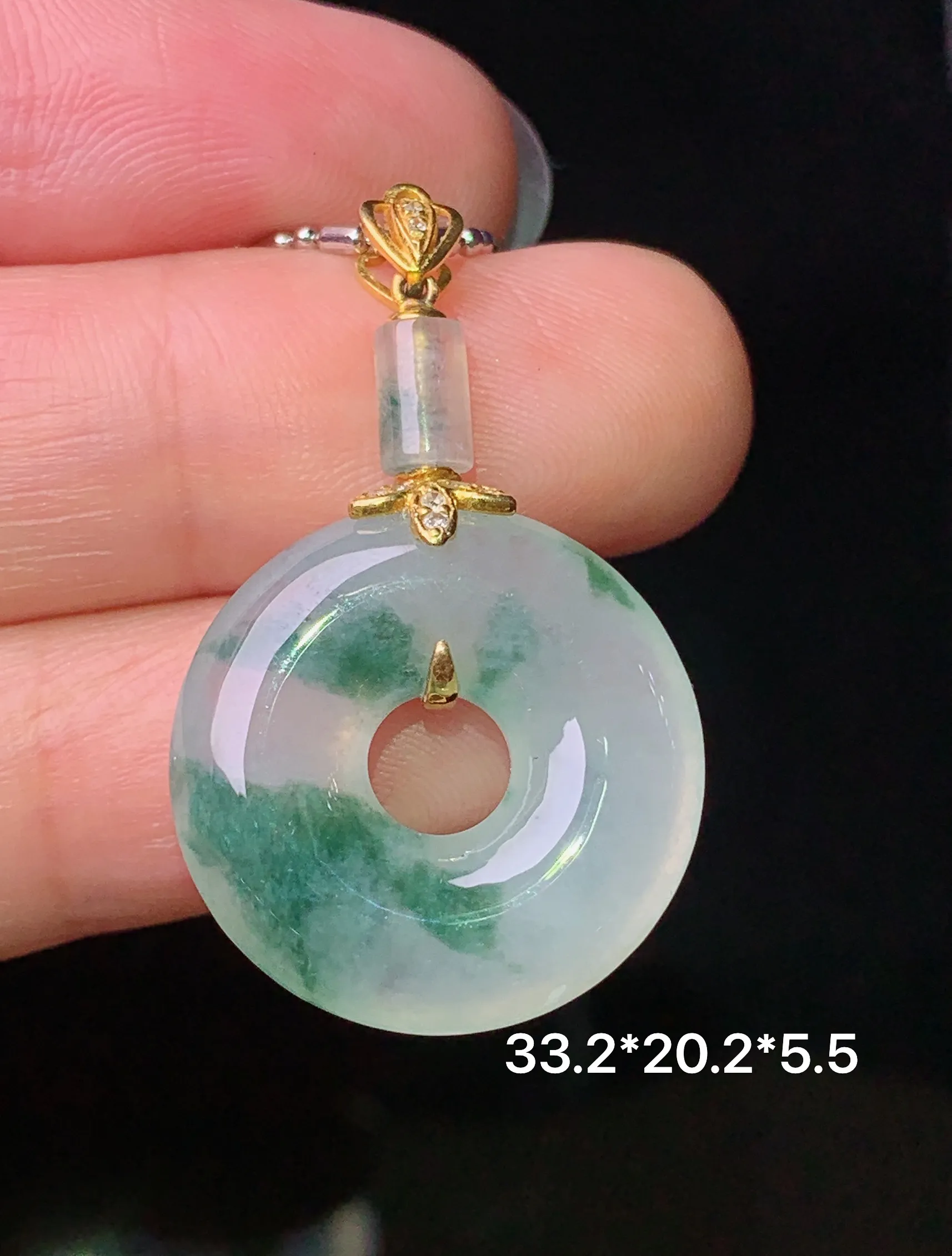 18k金镶嵌飘花平安环吊坠 玉质细腻 色泽艳丽清新 整体尺寸33.2*20.2*5.5