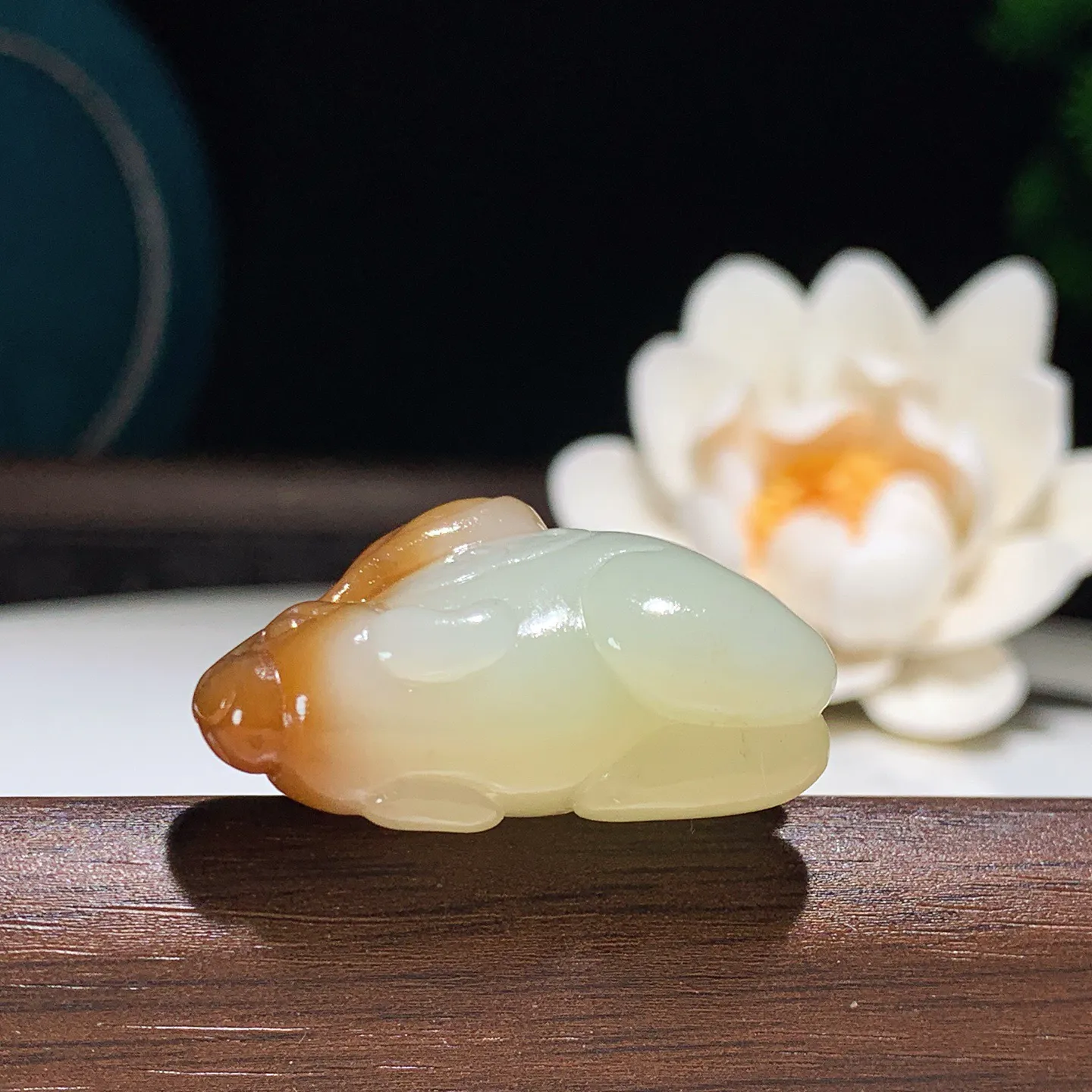 新疆和田玉且末糖前途无量兔子挂件。尺寸32/14/20重13.4克。玉质细腻油润。手推出油。佩戴高端典雅。lt250107