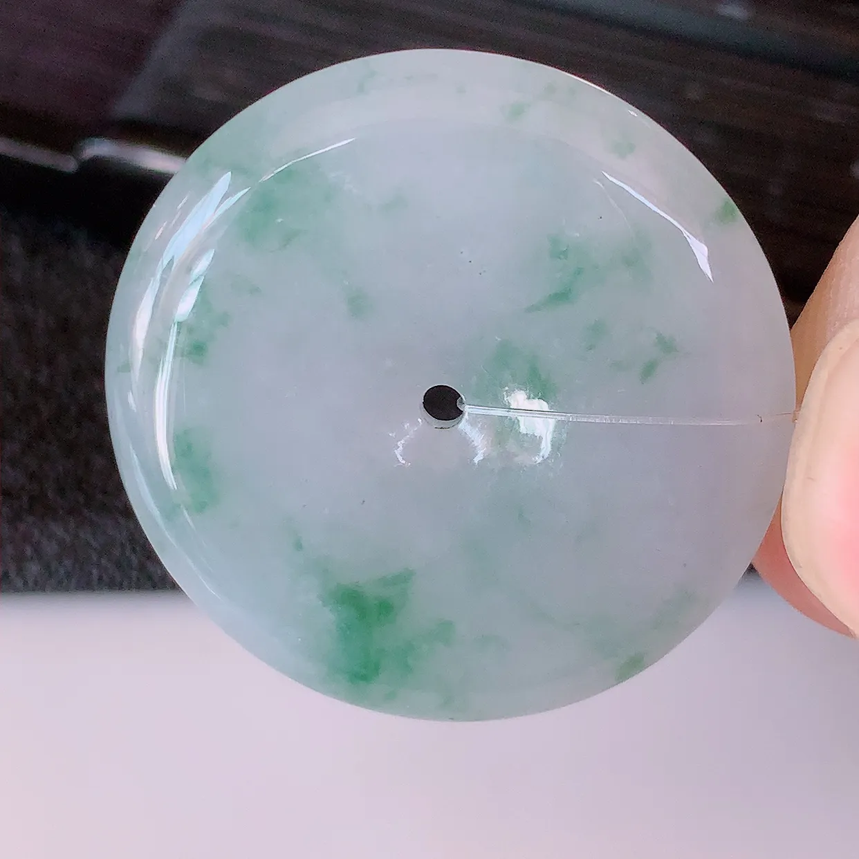 自然光实拍，冰润飘花平安扣翡翠吊坠，种老水足，雕工精湛 ，寓意美好，佩戴时尚出众！#49.7