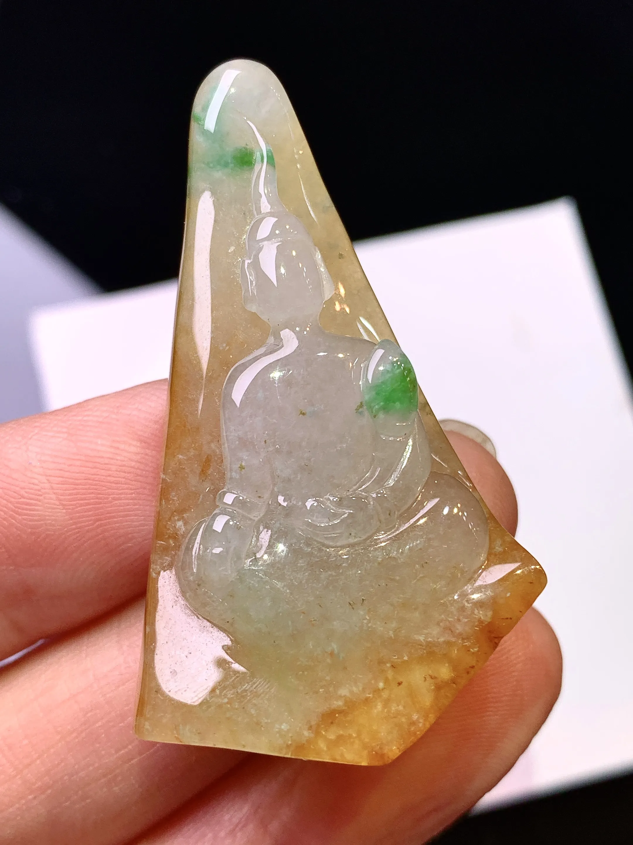 黄翡无相观音菩萨吊坠 玉质细腻 色泽艳丽清新 整体尺寸45.2*26.8*8.5