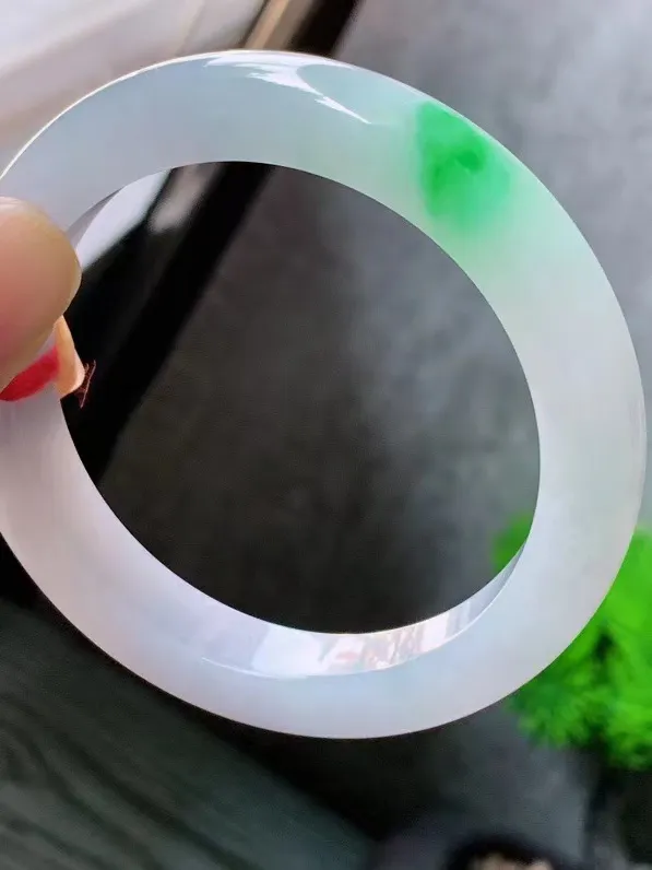 【翡翠名称】老种冰飘绿54.6正圈口手镯
【翡翠尺寸】适合54-55正圈口佩戴
【翡翠描述】宝贝种老水足，玉质细腻，色泽靓丽，性价比高，佩戴效果好！
【其它赠送】权威证书/精美挂绳盒子/支持全国复检