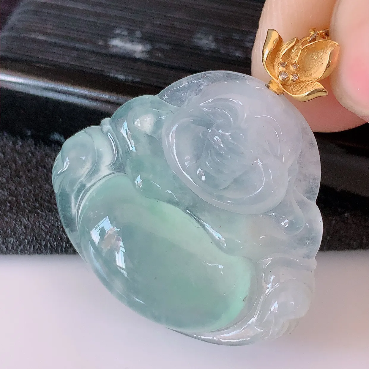 自然光实拍，18K金镶嵌冰种翡翠佛公吊坠，冰透饱满， 佛公亦保平安，寓意有福（佛公）相伴，品相佳，配戴优雅迷人！#1.7整体31.5裸石27.8*25*5.8