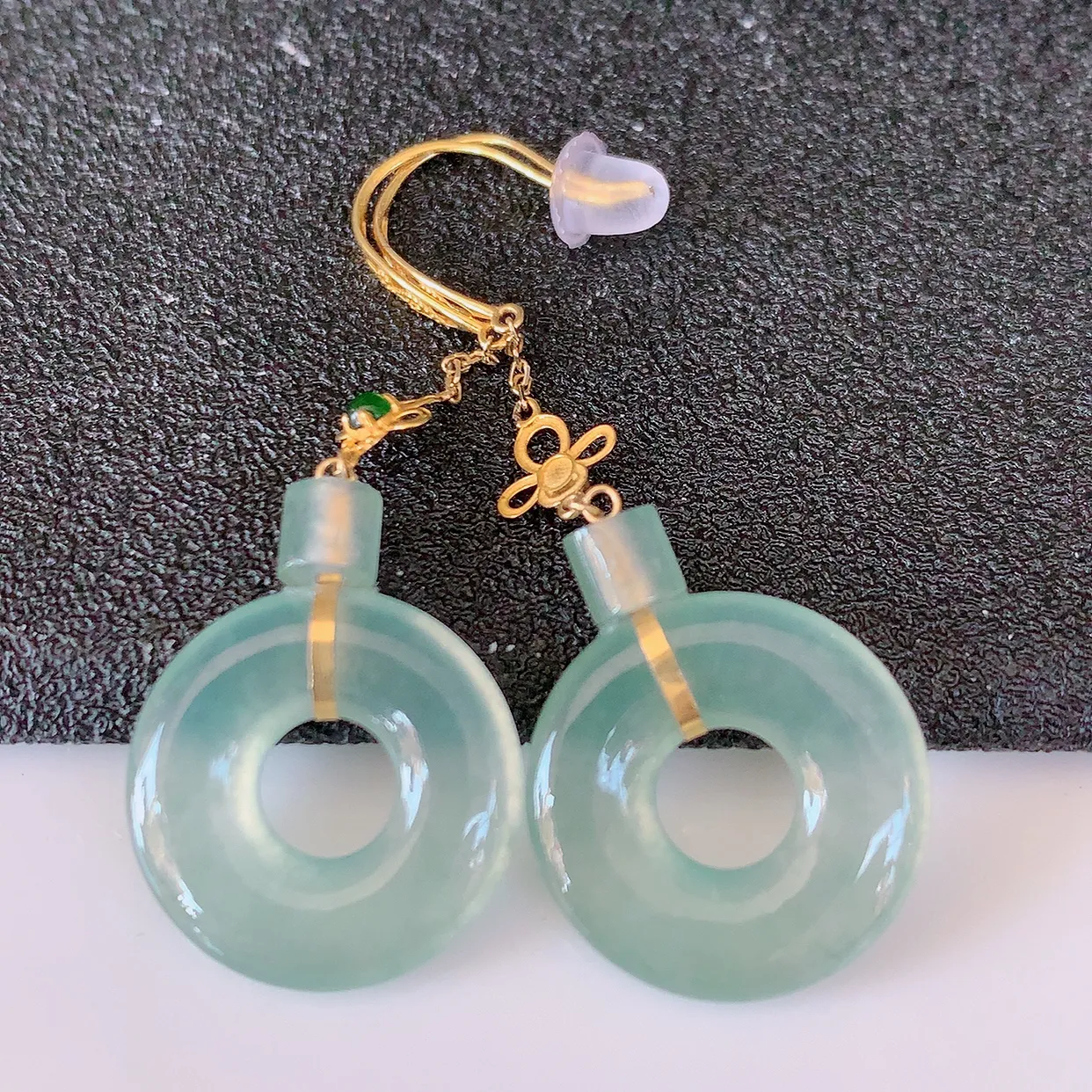 18k金镶嵌冰种翡翠平安扣耳坠，沁人心脾，耳坠佩戴效果大气出众，尽显气质。种水好，胶感足，颜相当漂亮，高性价比，值得入手品鉴！#1.7整体40.5裸石15*3.2