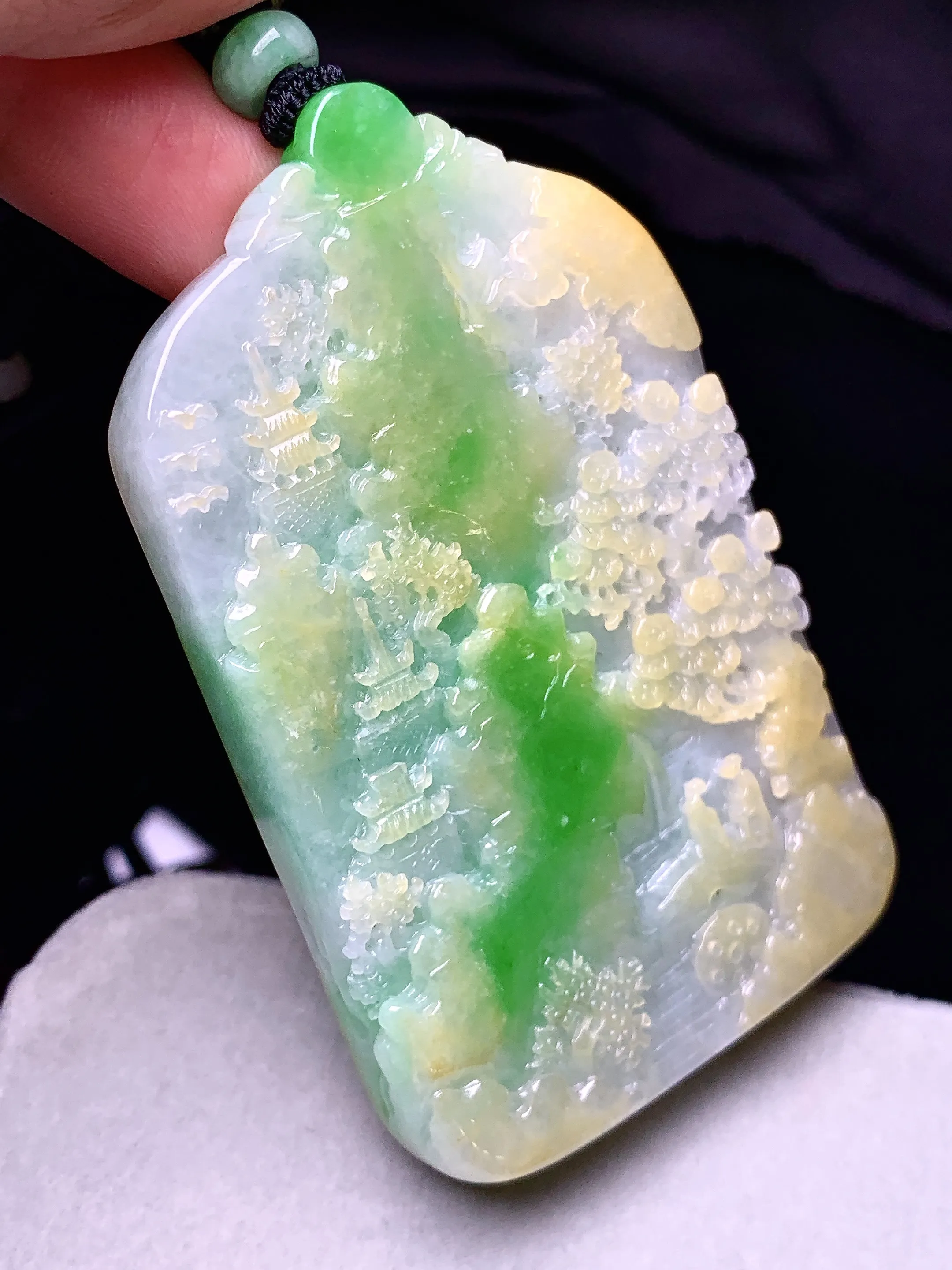 飘黄绿山水牌子吊坠 玉质细腻 色泽艳丽清新 整体尺寸72*44.8*8.8