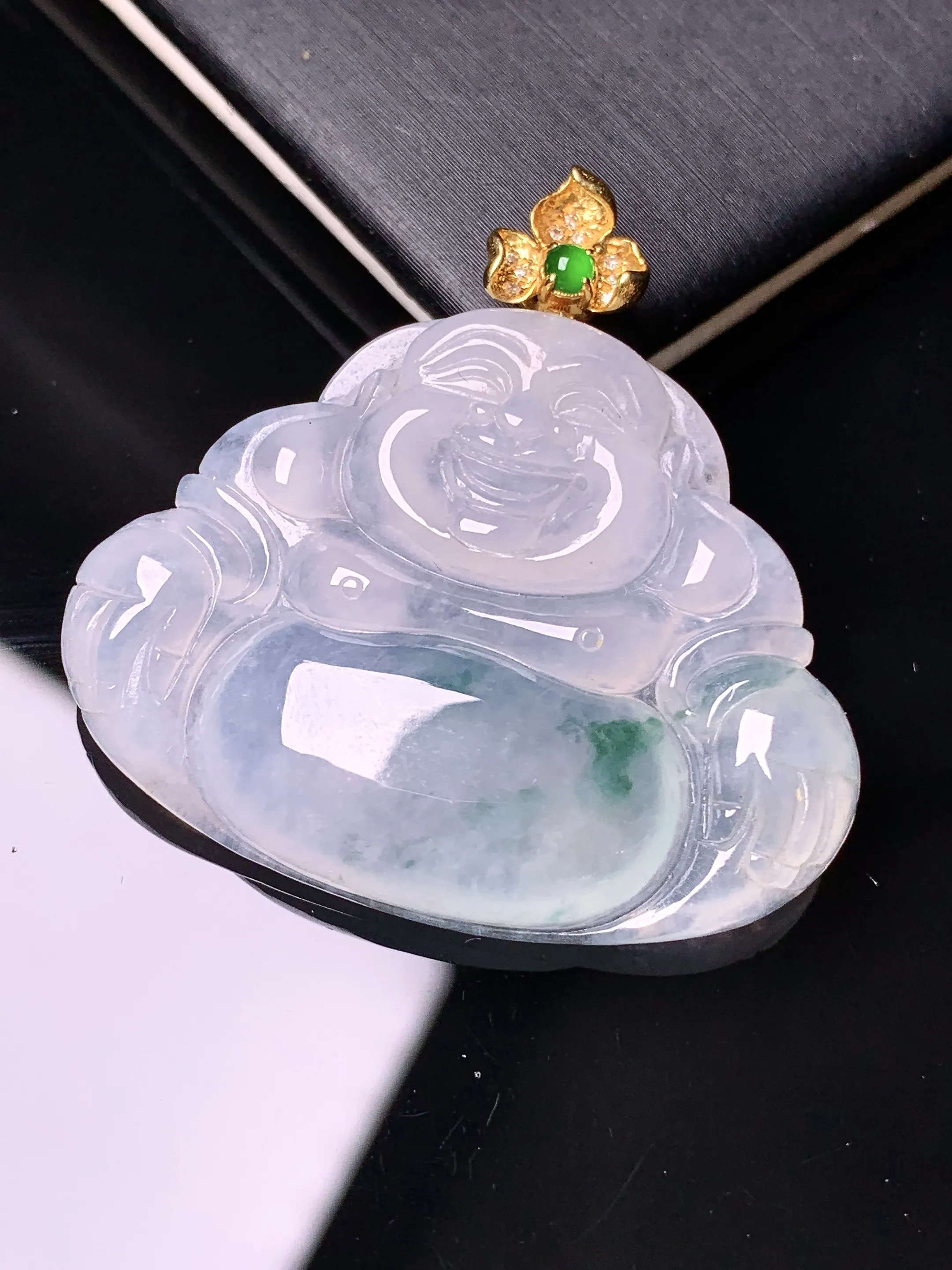 18k金镶嵌飘绿佛公吊坠 玉质细腻 色泽艳丽清新 整体尺寸36.3*36.7*5.7