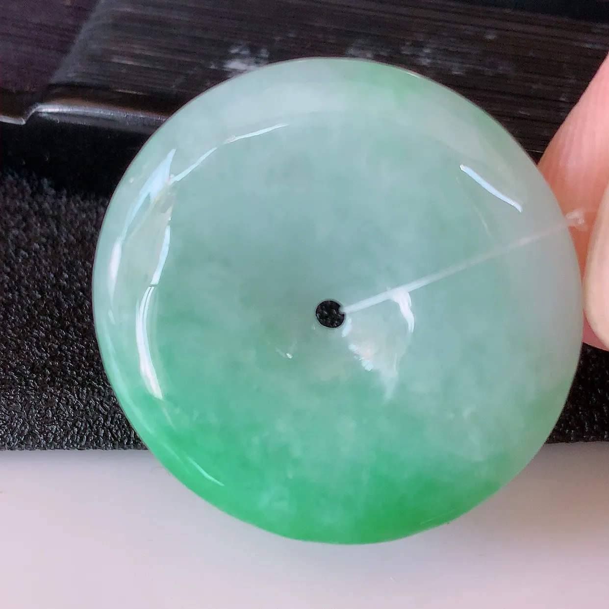 自然光实拍，冰润飘绿翡翠平安扣吊坠，形体饱满圆润，平安扣肥嘟嘟的，平平安安，种水很好，配戴精美！#49.7