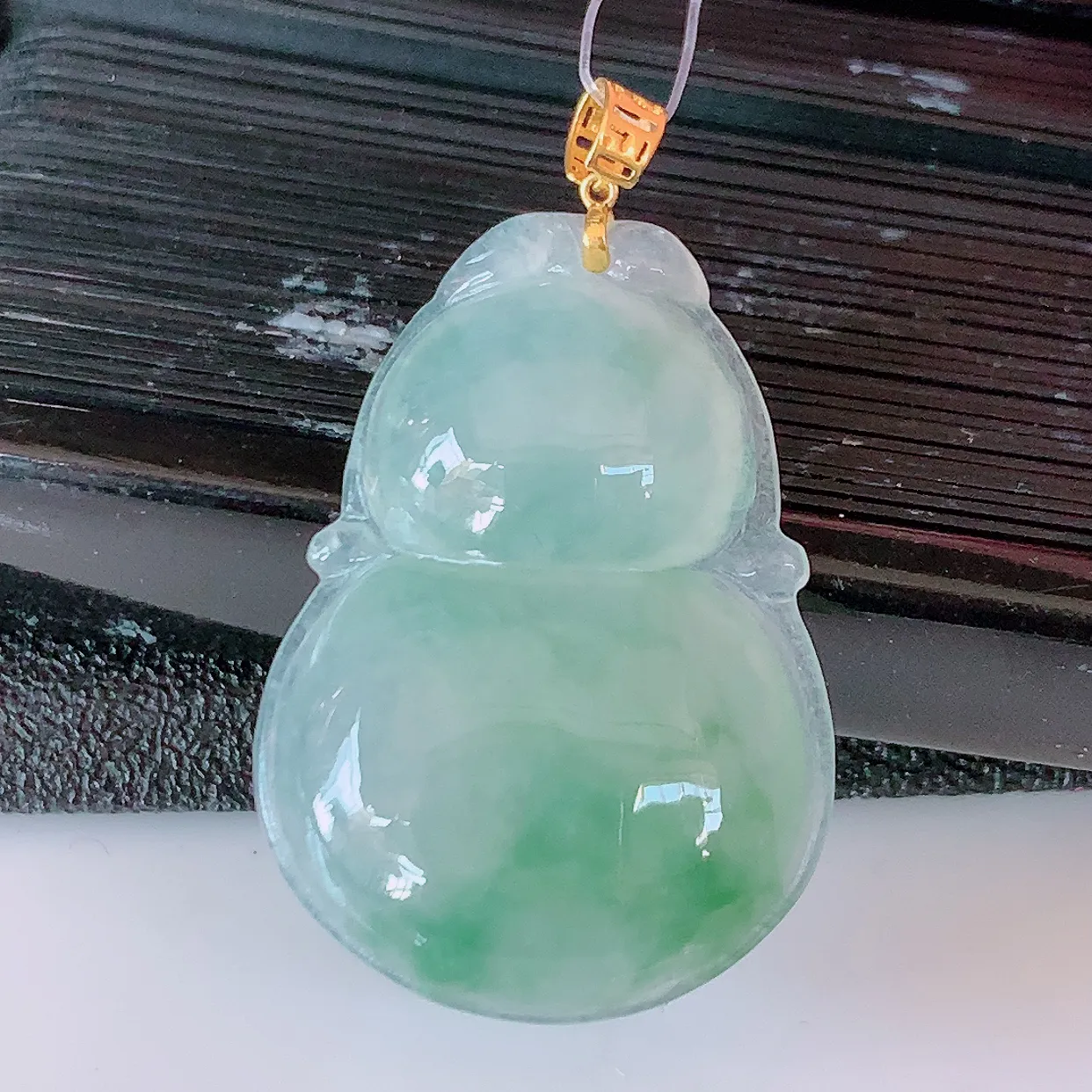18K金镶嵌冰种飘花翡翠葫芦吊坠，葫芦寓意福禄双全，财源滚滚，品佳品，佩戴效果优雅迷人！#49.7
