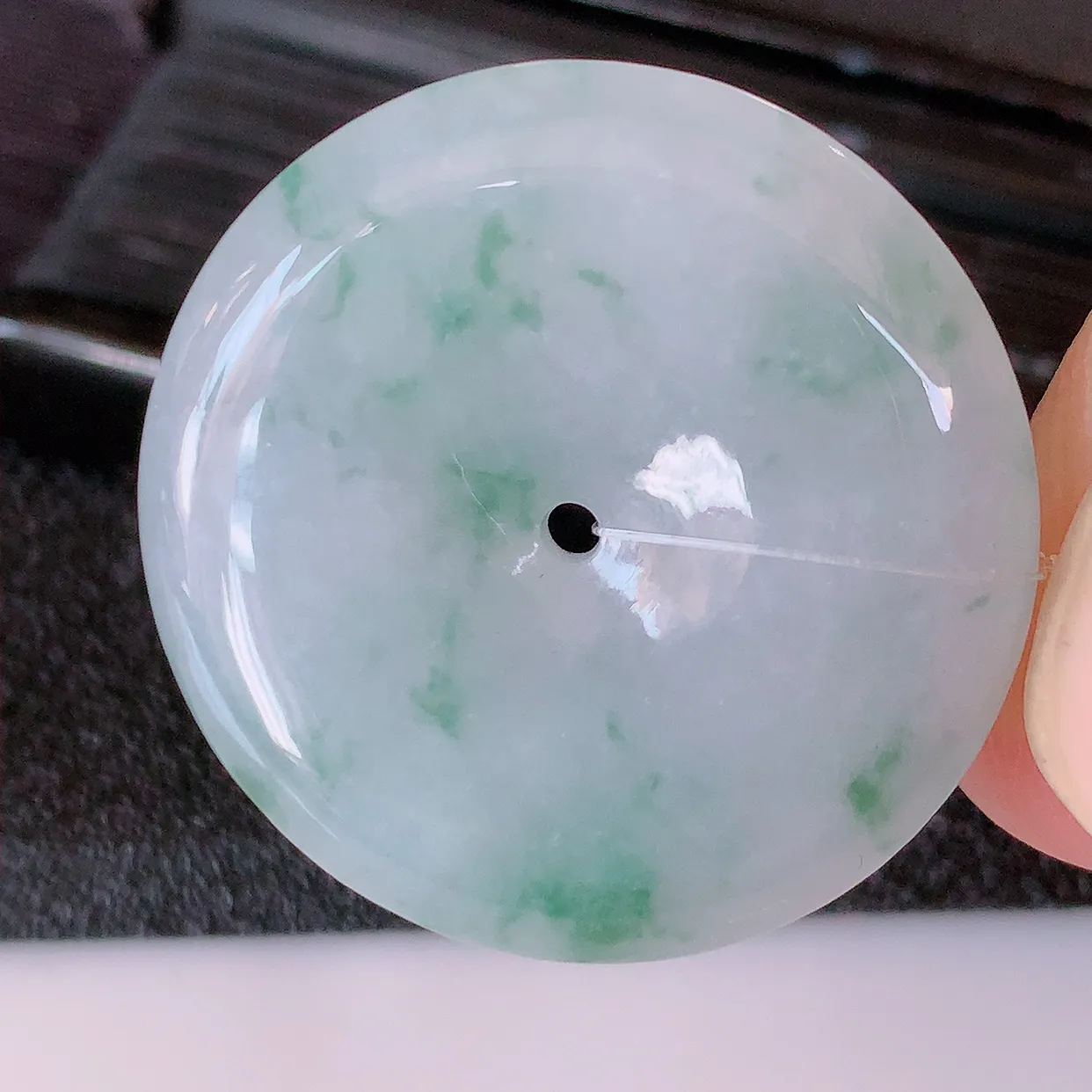 自然光实拍，冰润飘花平安扣翡翠吊坠，种老水足，雕工精湛 ，寓意美好，佩戴时尚出众！#49.7